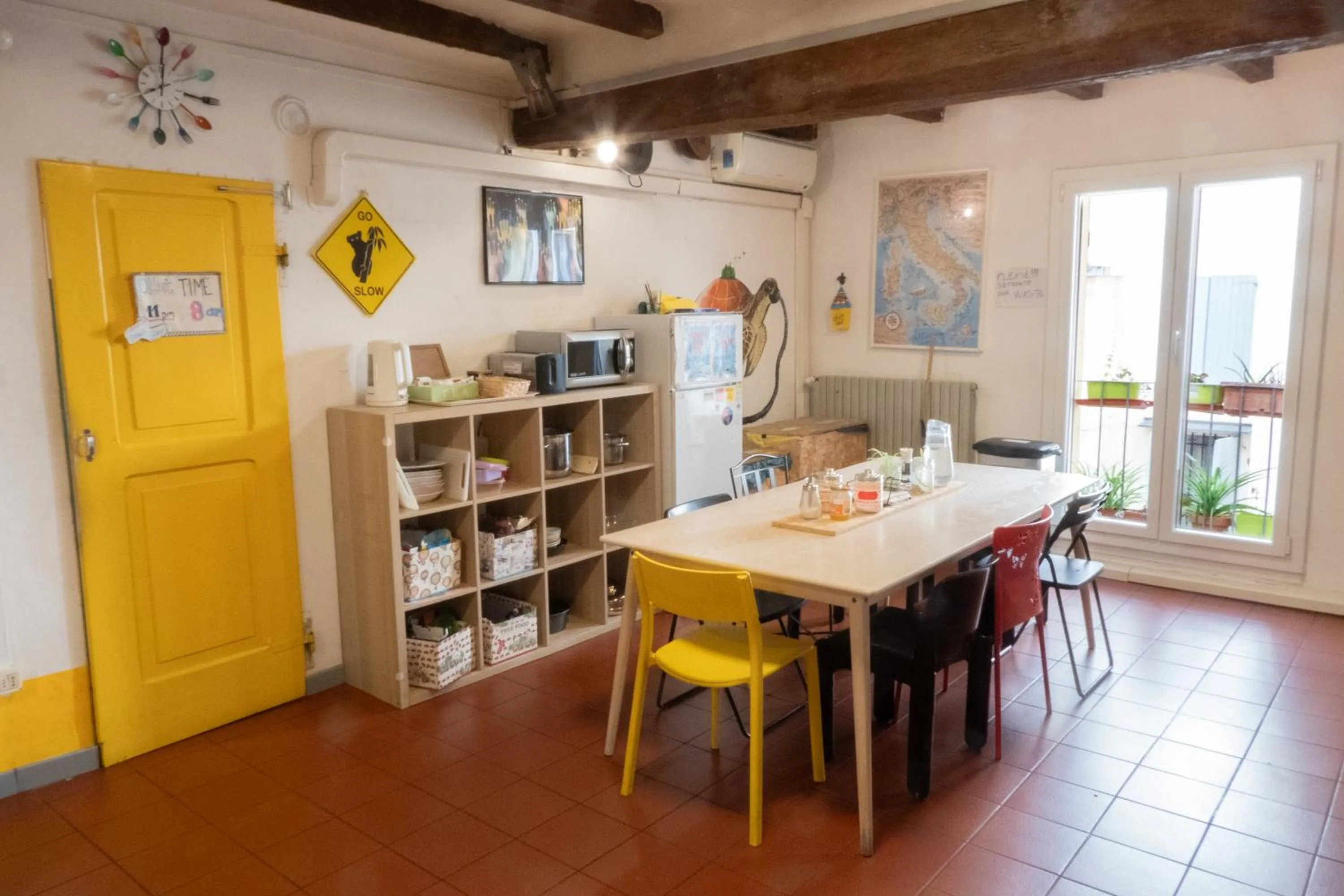 Communal kitchen in Hostel Il Nosadillo - Bologna