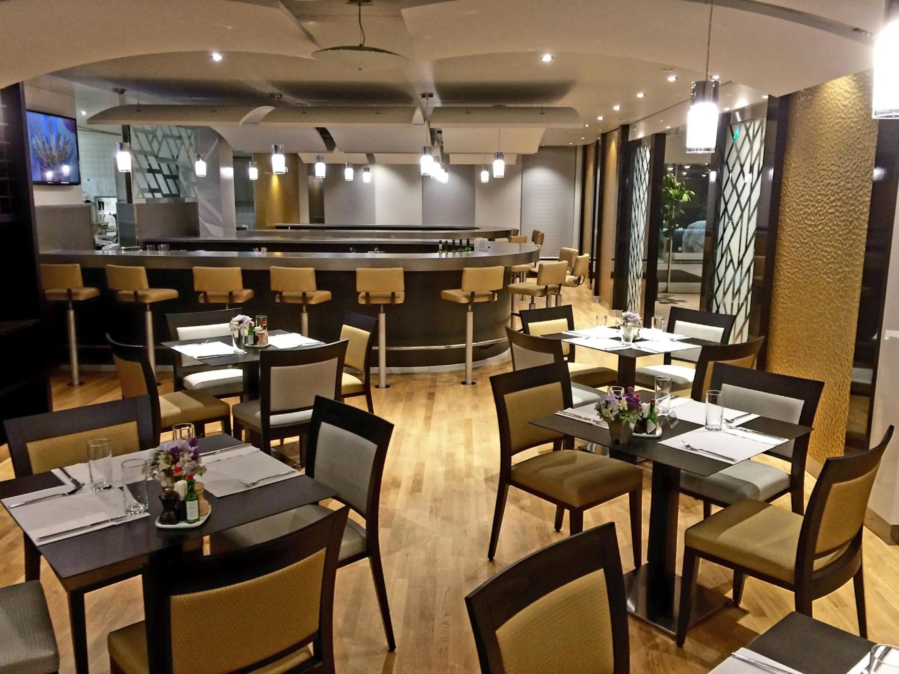 Restaurant/places to eat in Nash Suites Airport Hotel