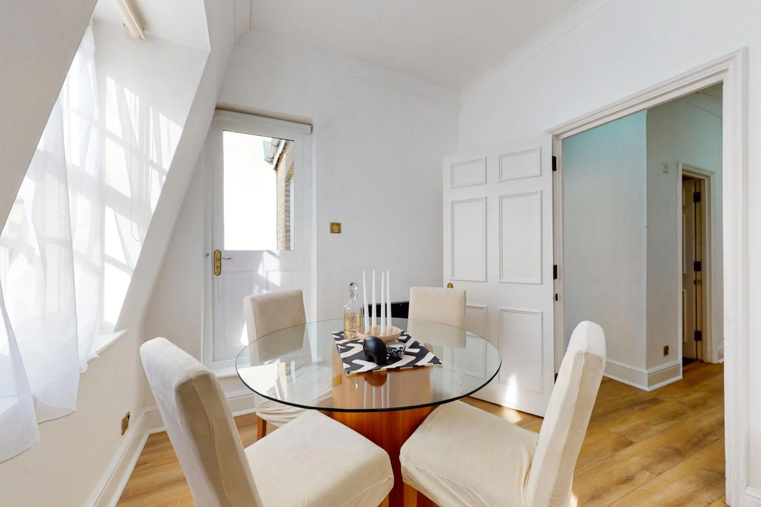 Living room in Park Lane Apartments - Clarges Street