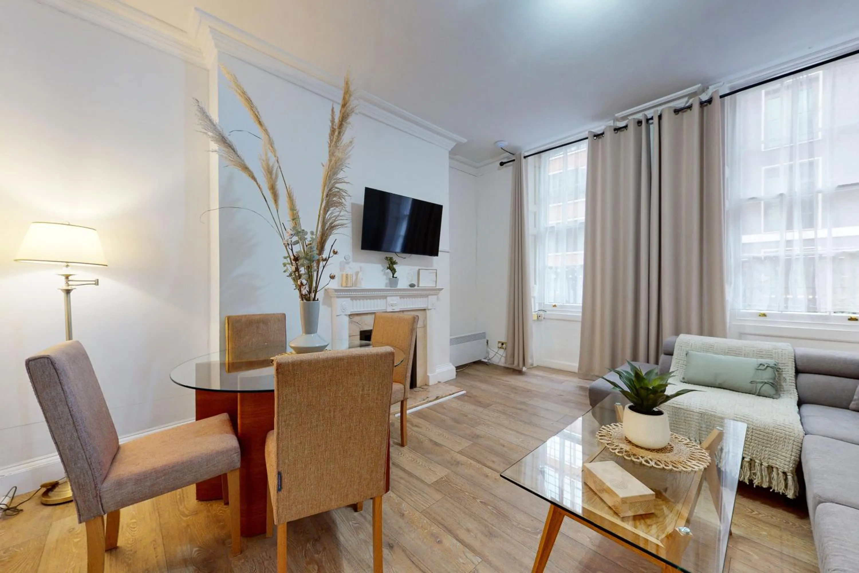 Living room in Park Lane Apartments - Clarges Street