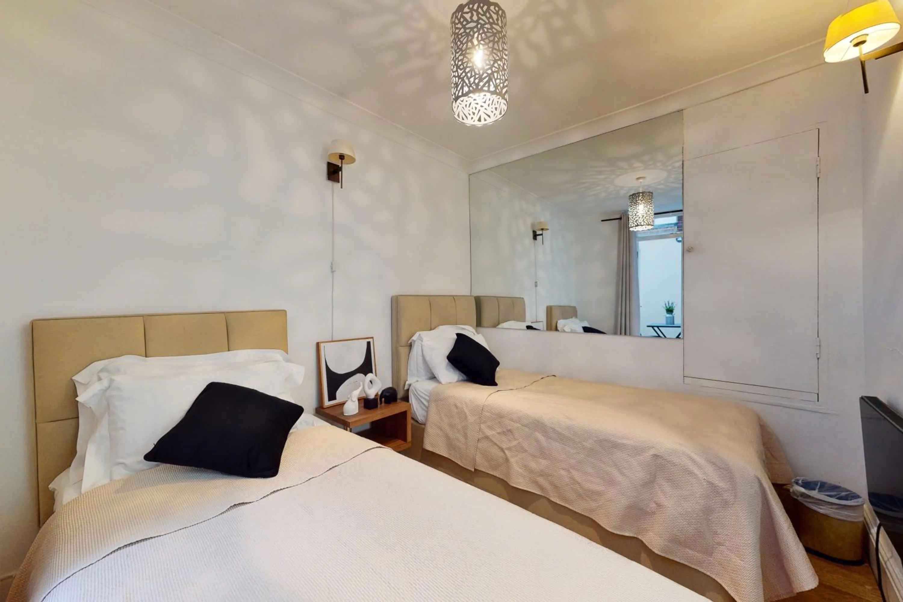 Bed in Park Lane Apartments - Clarges Street