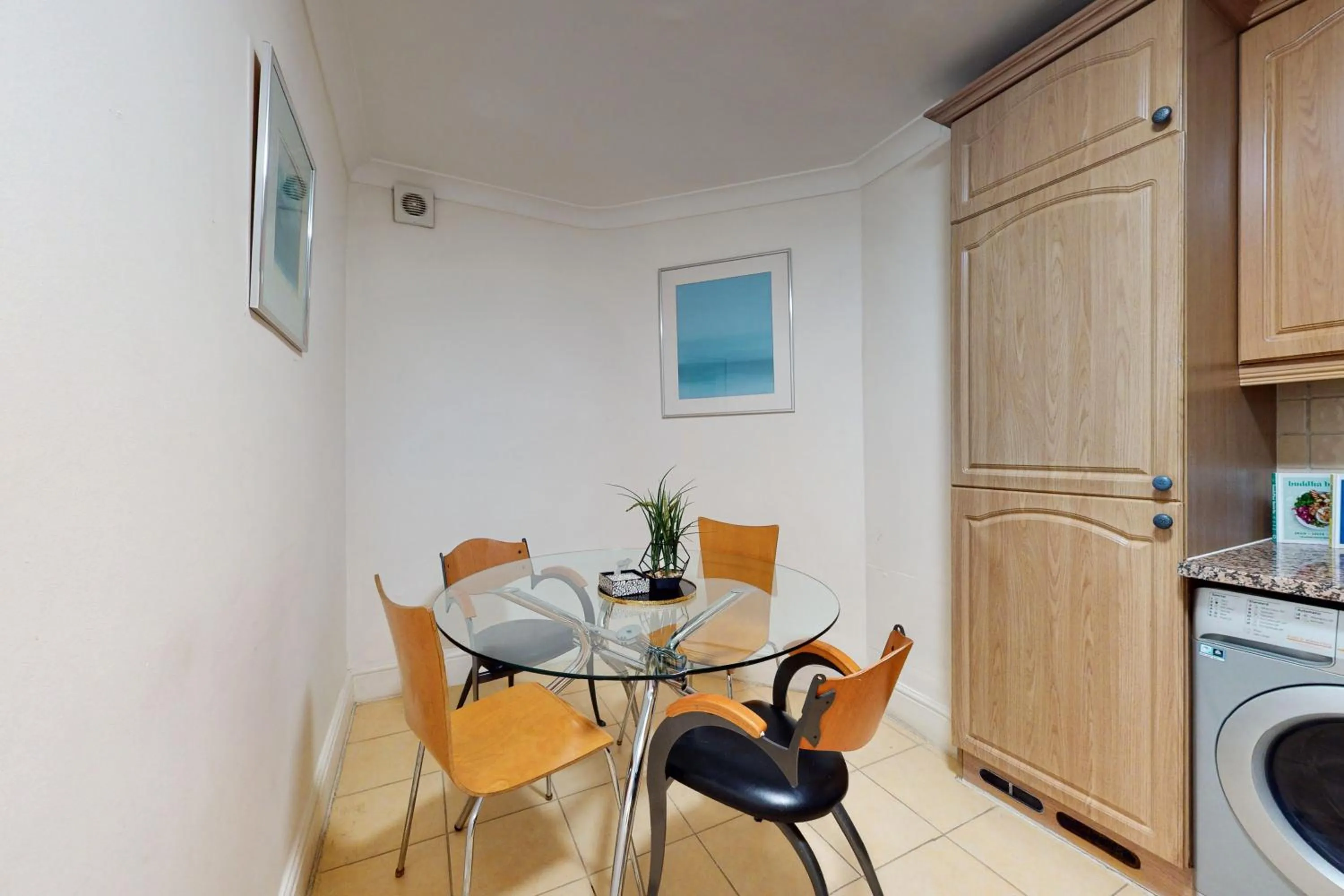 Dining area in Park Lane Apartments - Clarges Street