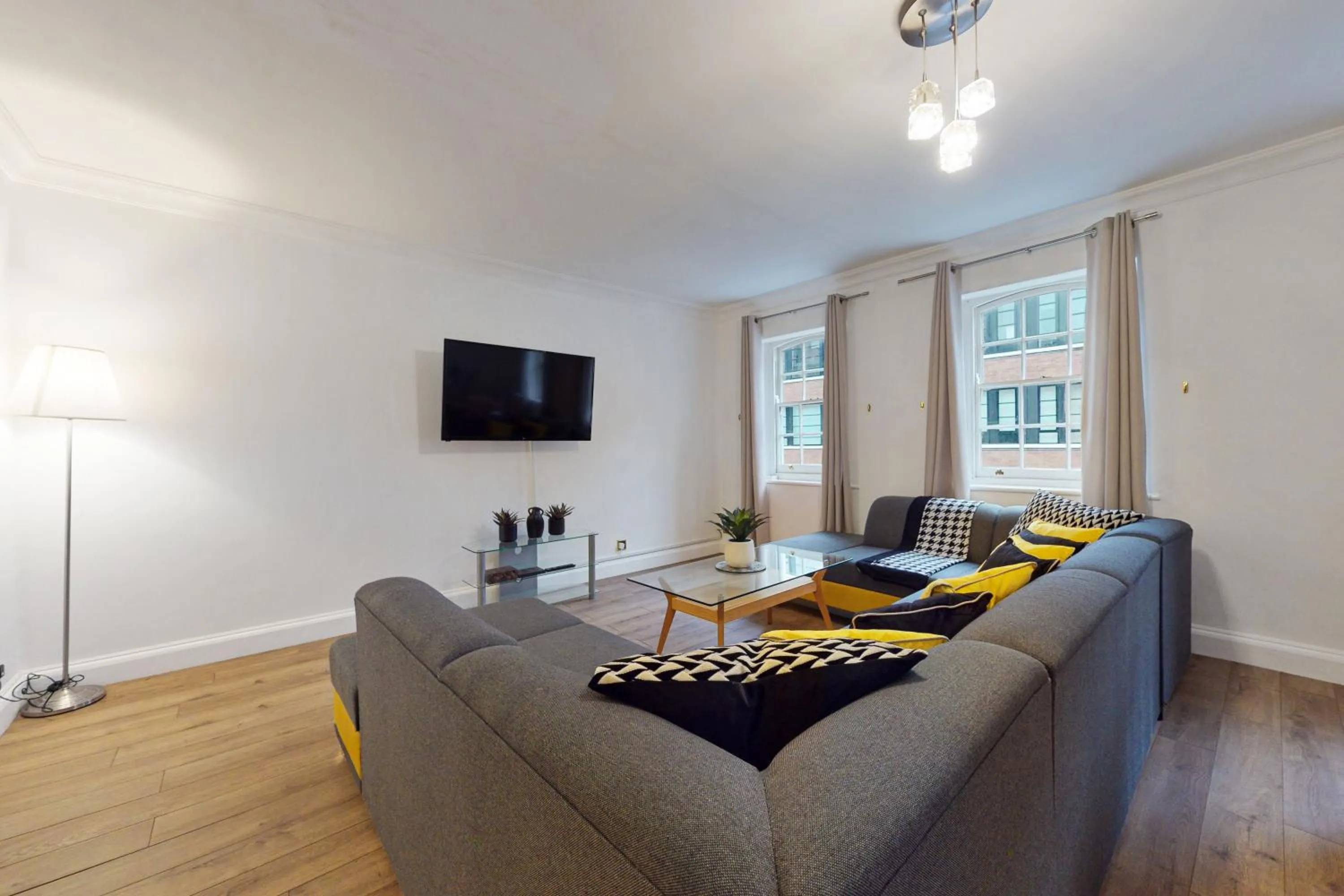 TV and multimedia in Park Lane Apartments - Clarges Street