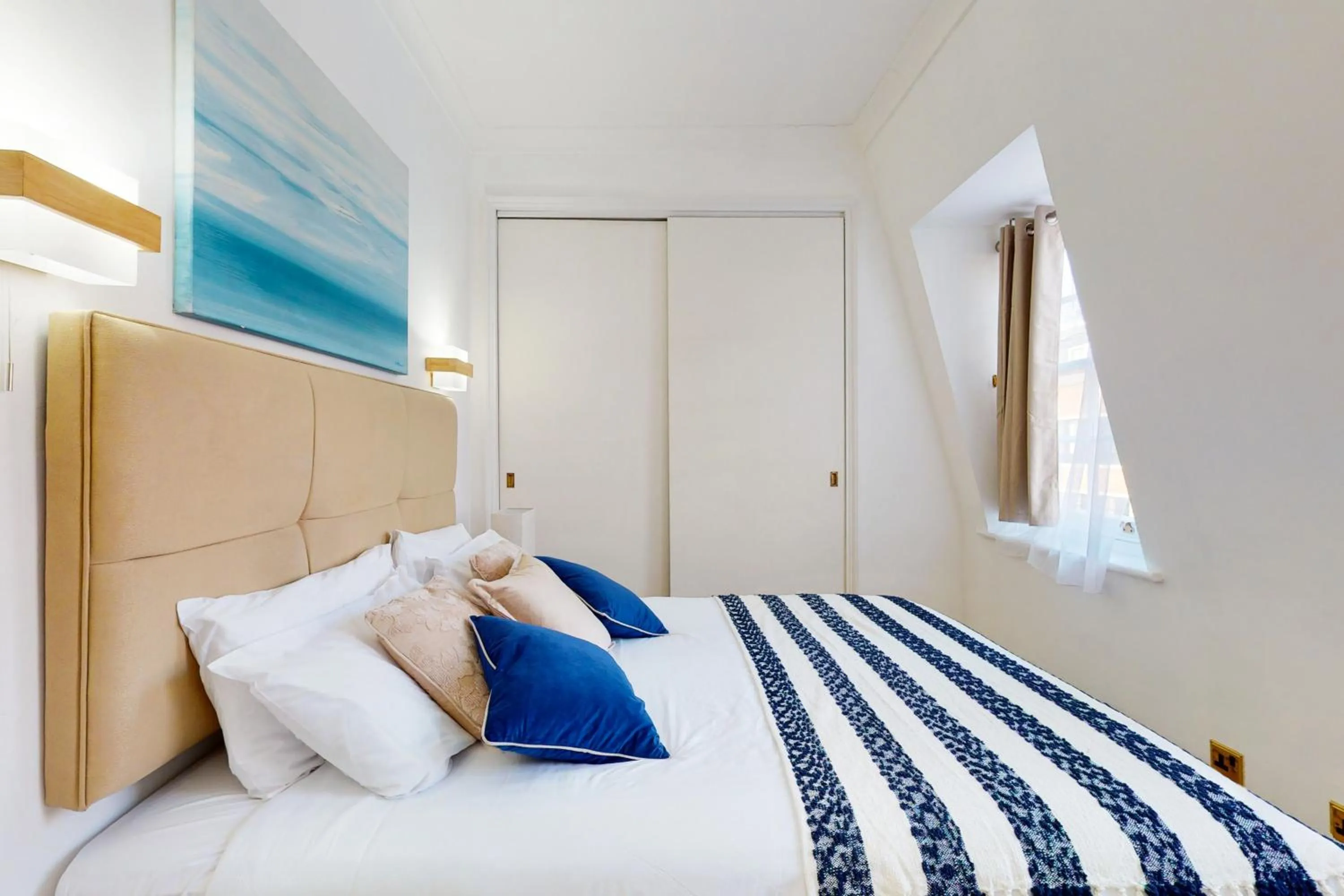 Bed in Park Lane Apartments - Clarges Street