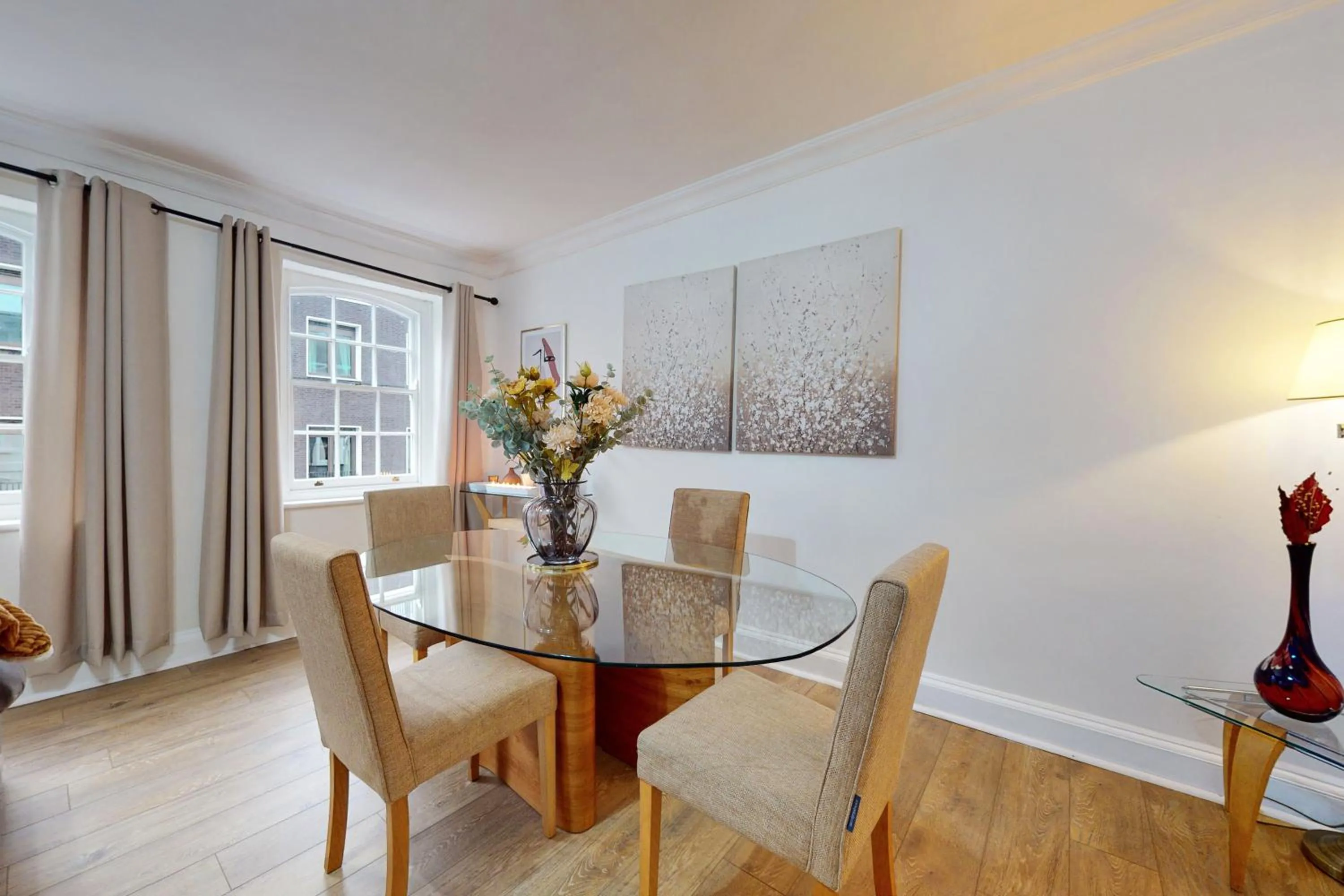 Dining area in Park Lane Apartments - Clarges Street