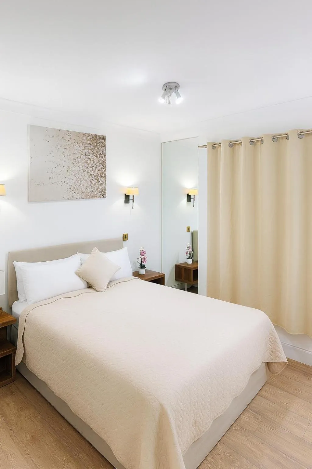 Bed in Park Lane Apartments - Clarges Street