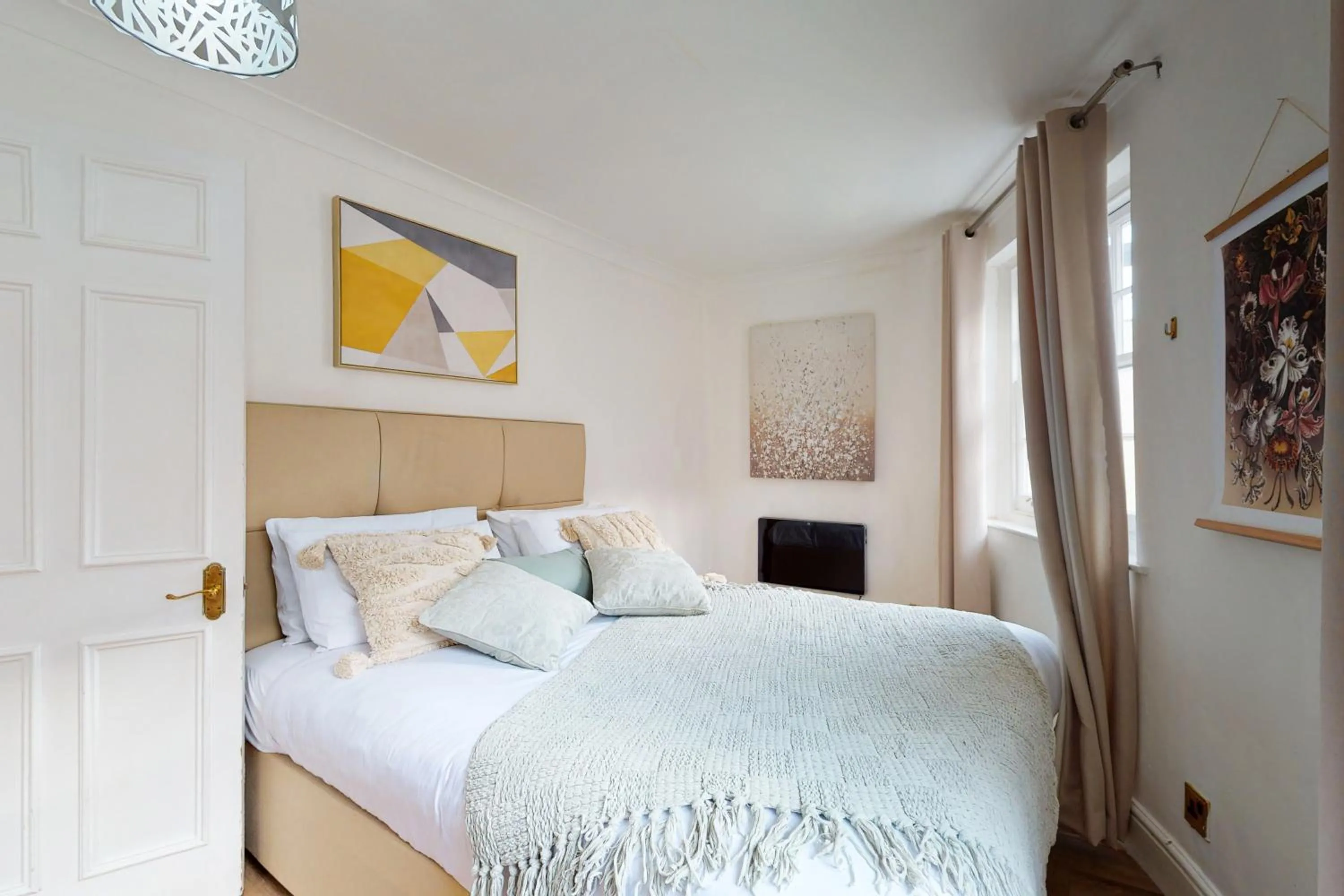 Bed in Park Lane Apartments - Clarges Street