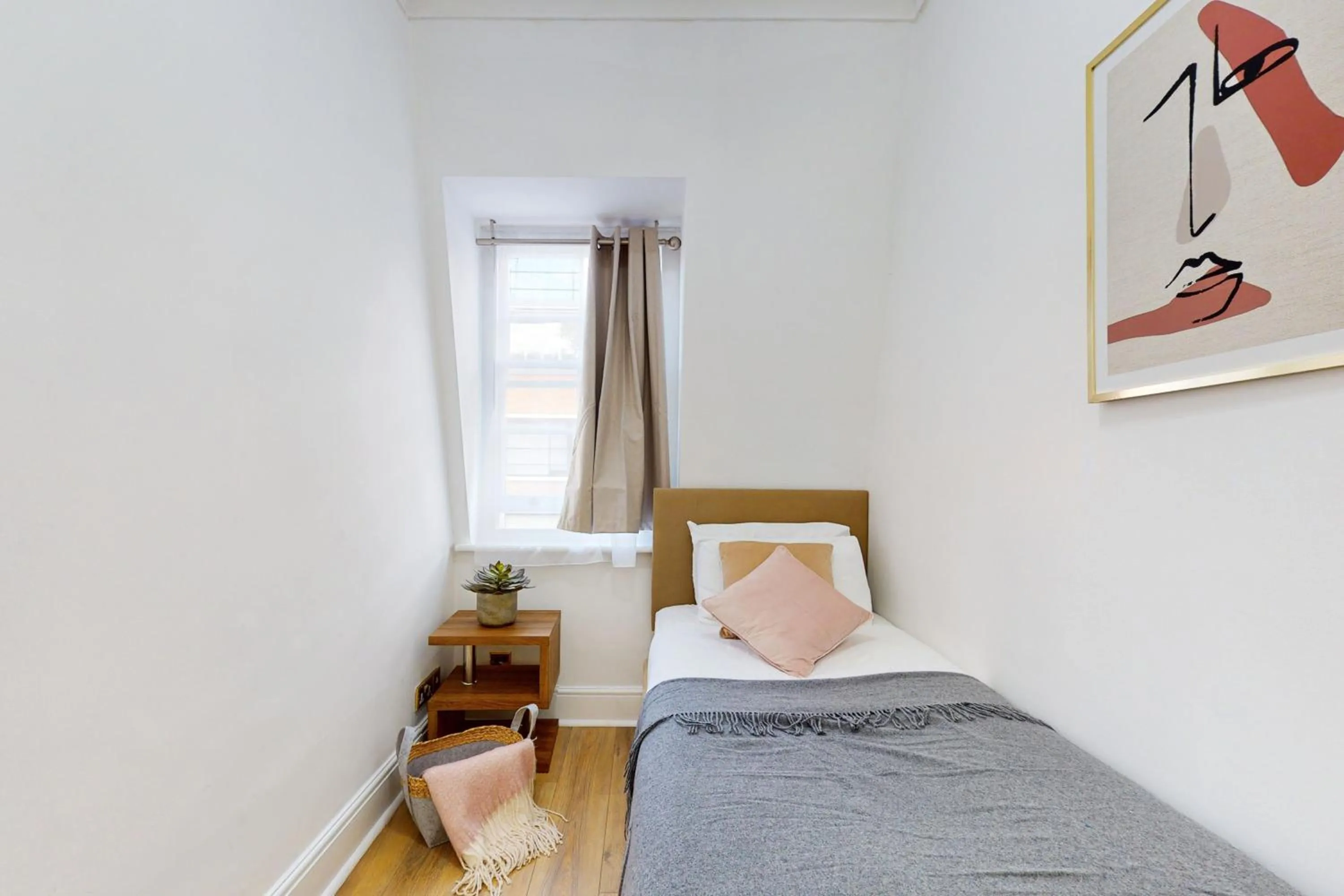 Bed in Park Lane Apartments - Clarges Street