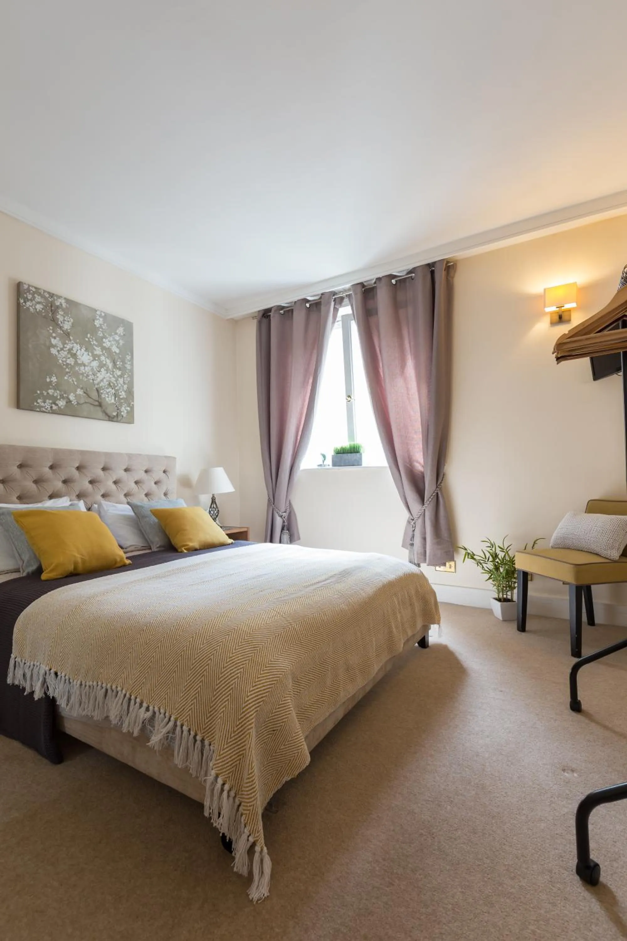 Bedroom, Bed in Park Lane Apartments - Clarges Street