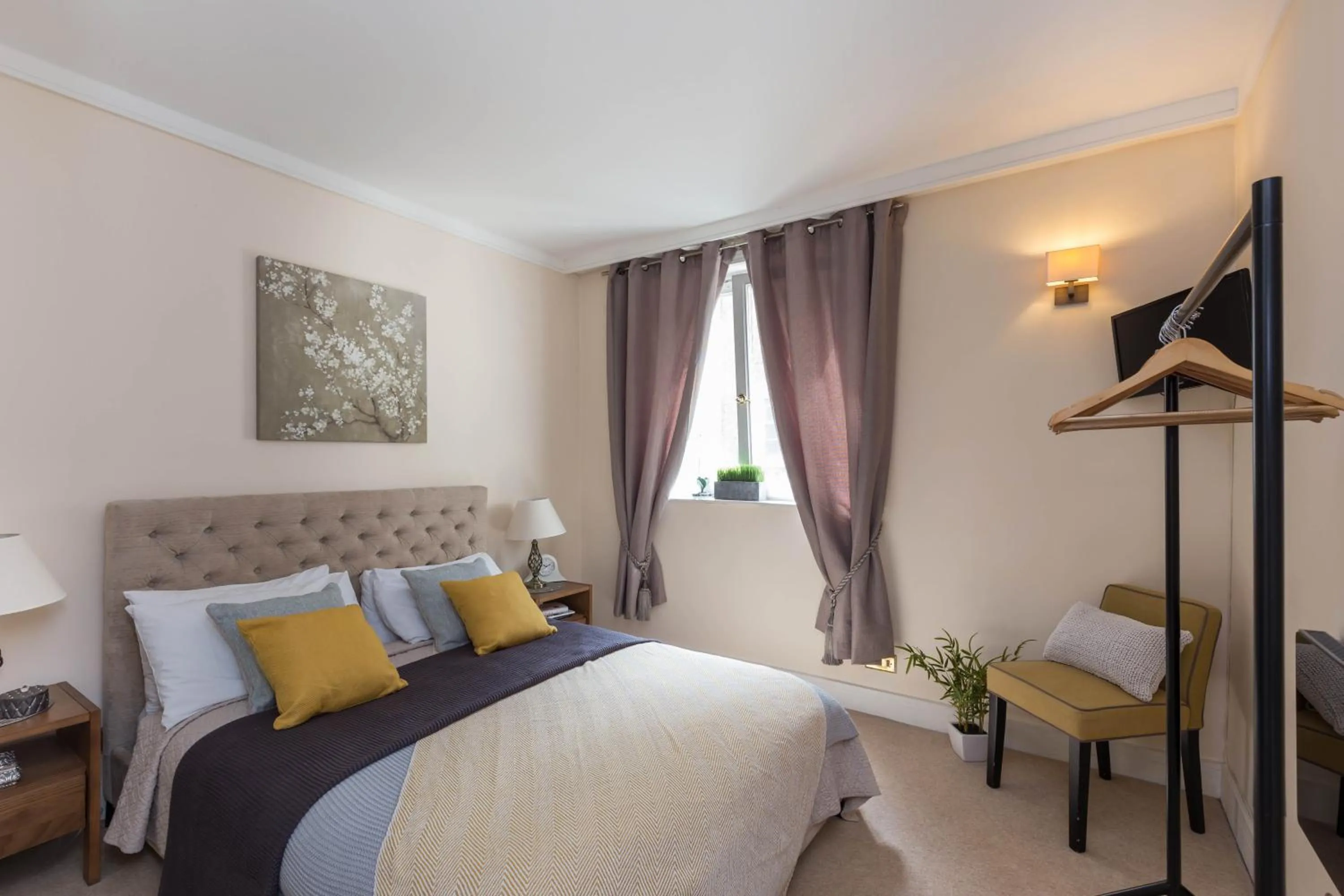 Bed in Park Lane Apartments - Clarges Street