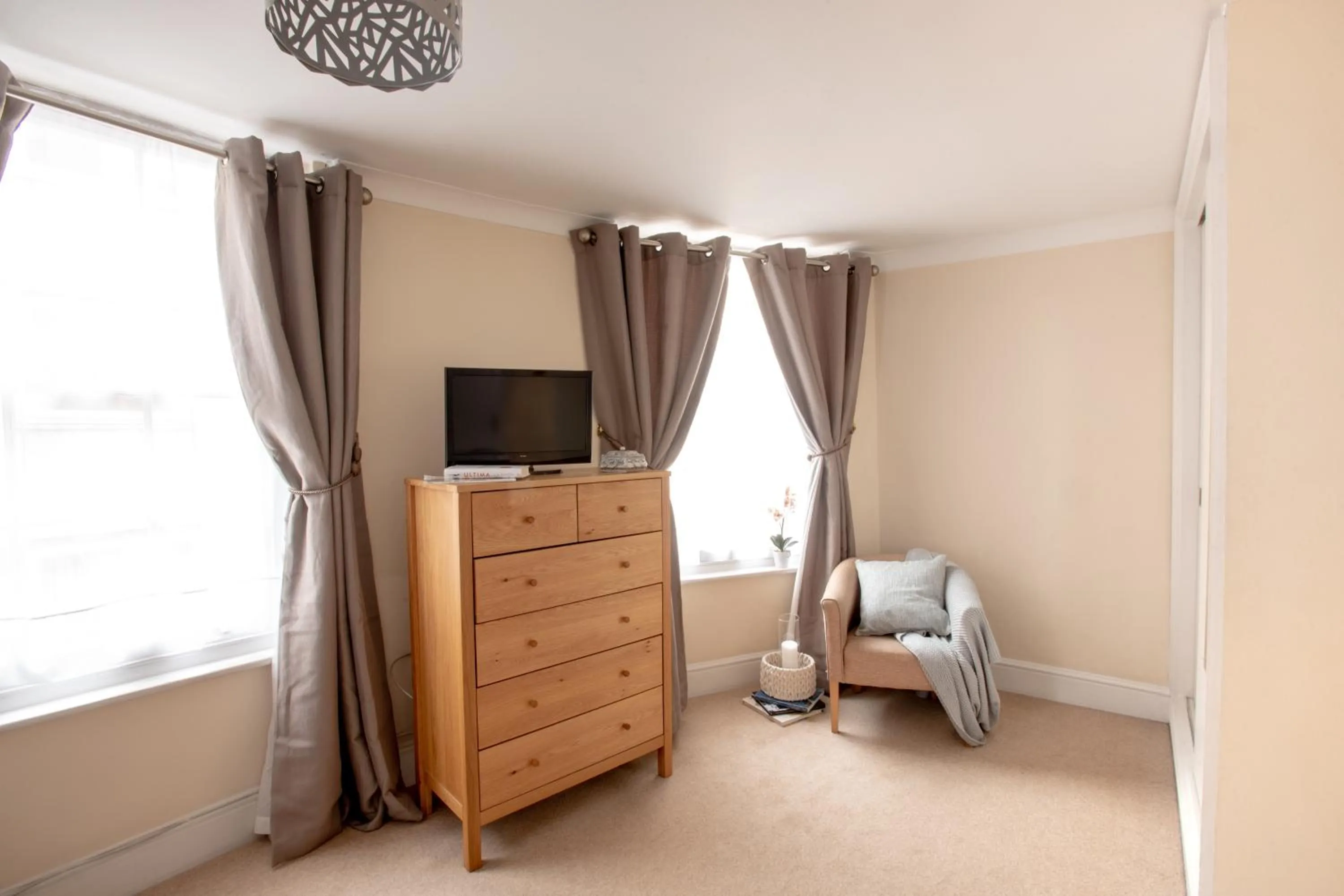 TV and multimedia in Park Lane Apartments - Clarges Street