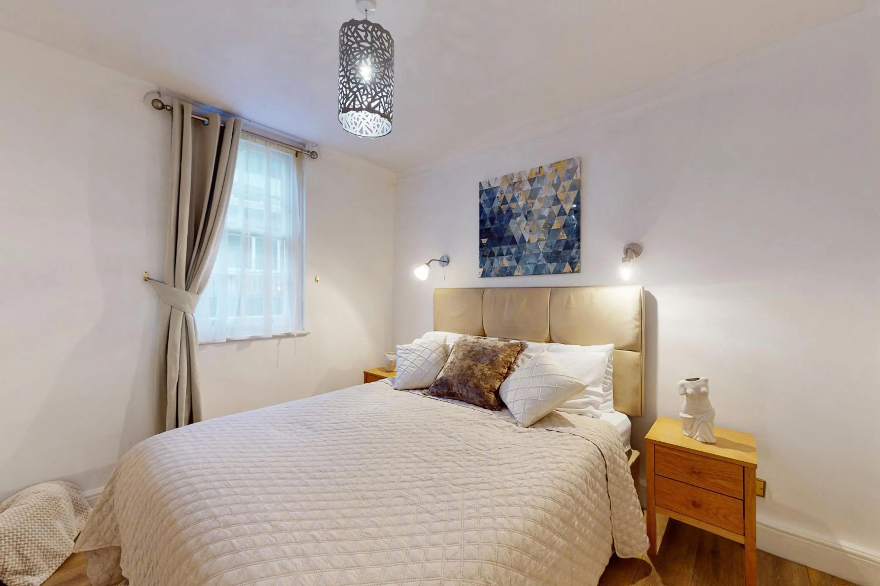 Bed in Park Lane Apartments - Clarges Street