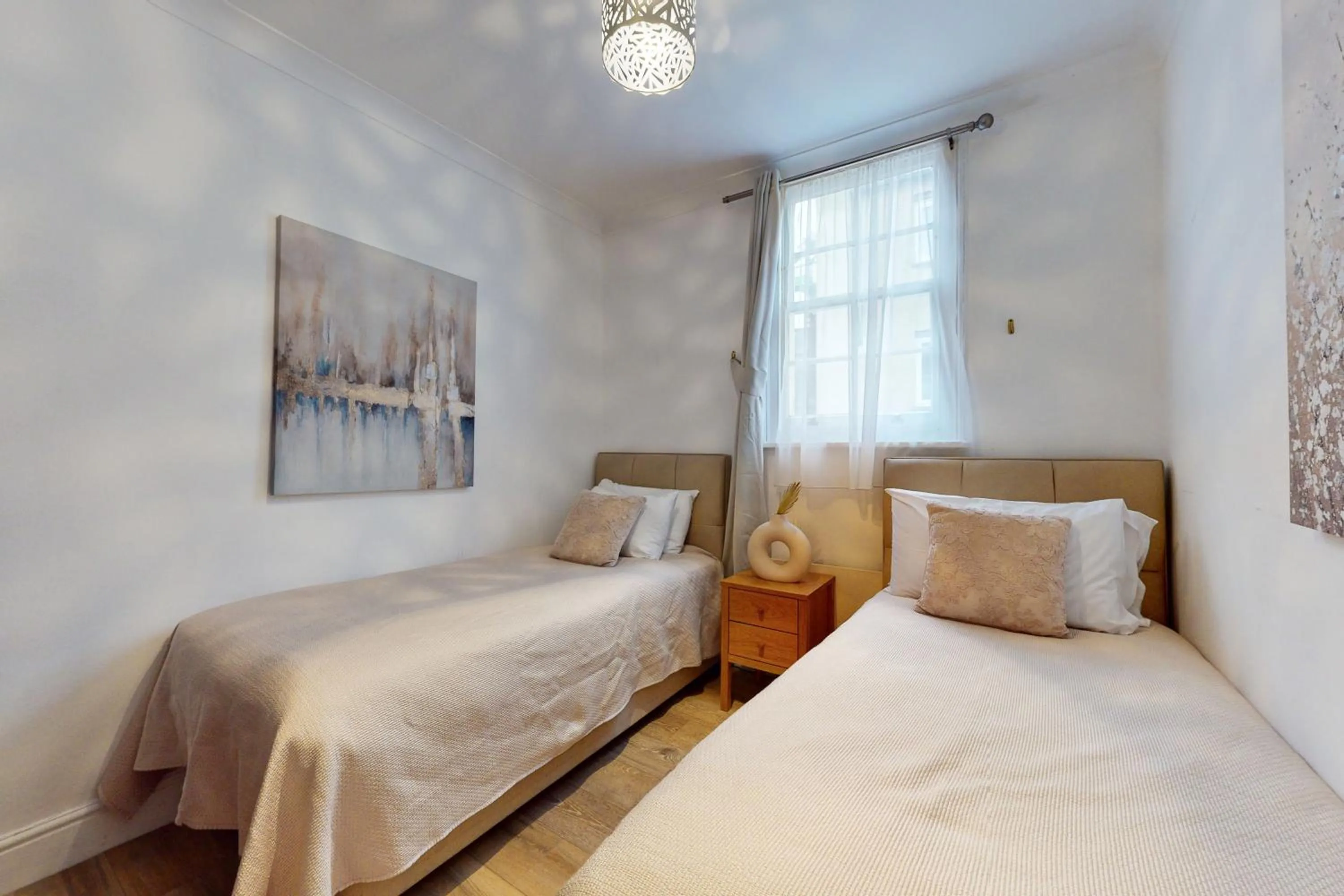 Bed in Park Lane Apartments - Clarges Street