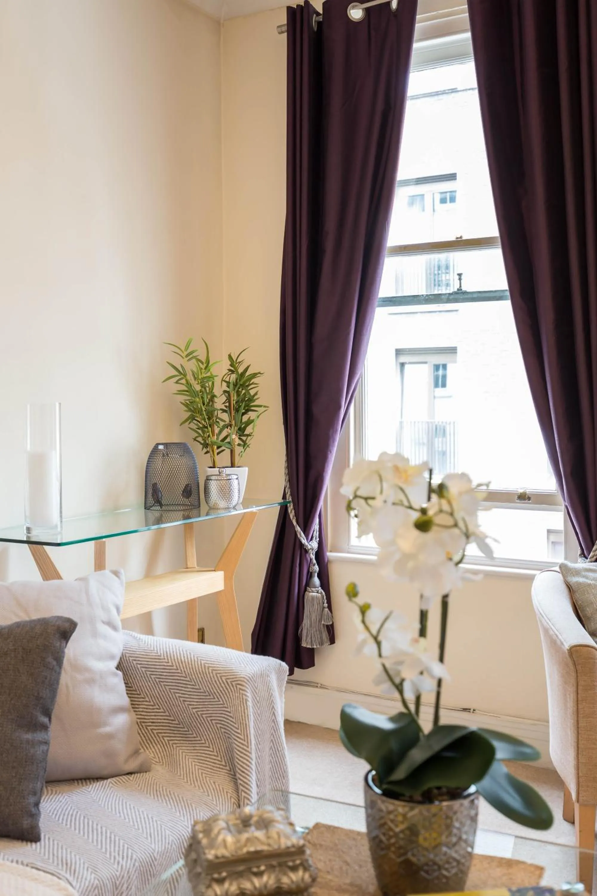 Living room in Park Lane Apartments - Clarges Street