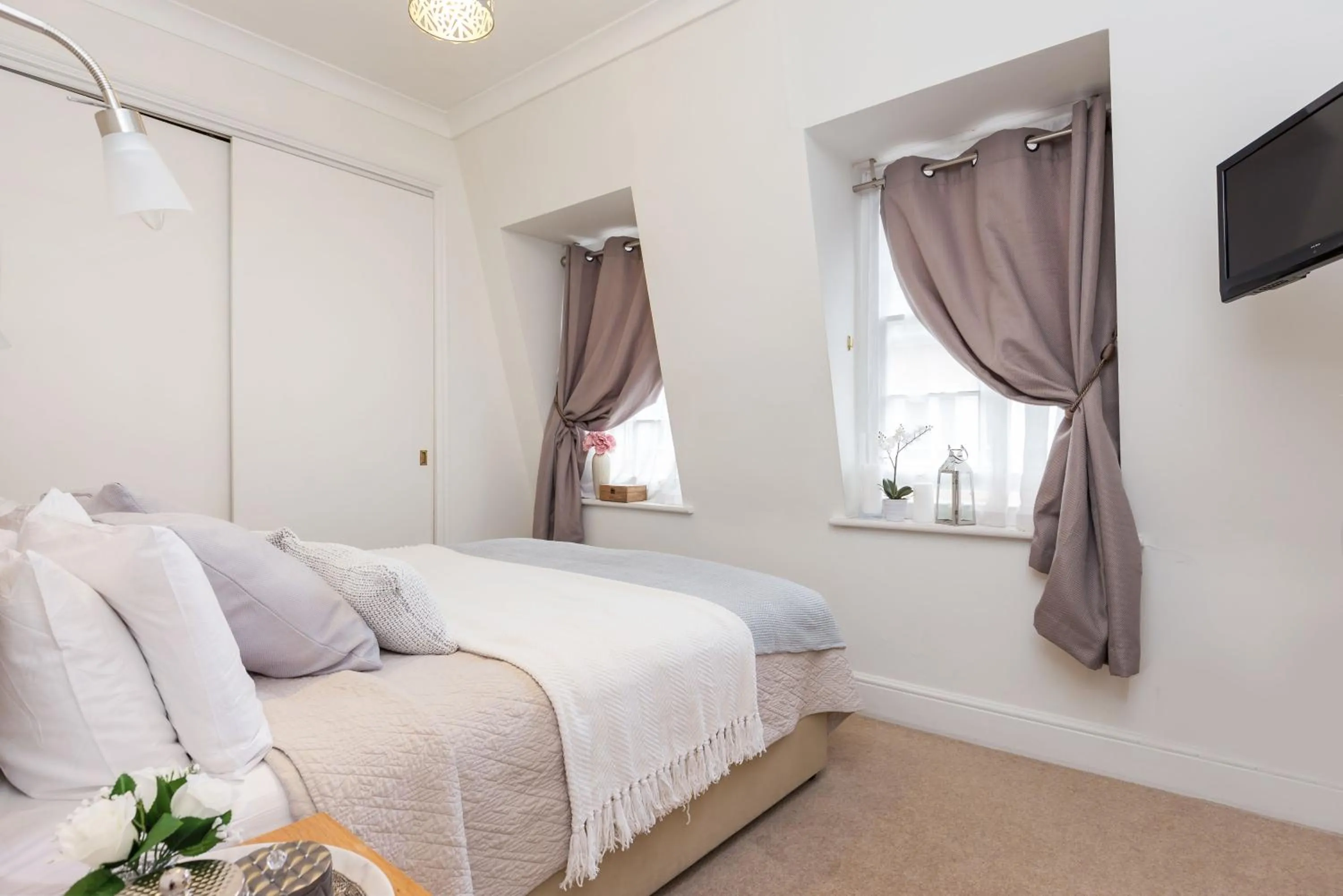 Photo of the whole room, Bed in Park Lane Apartments - Clarges Street