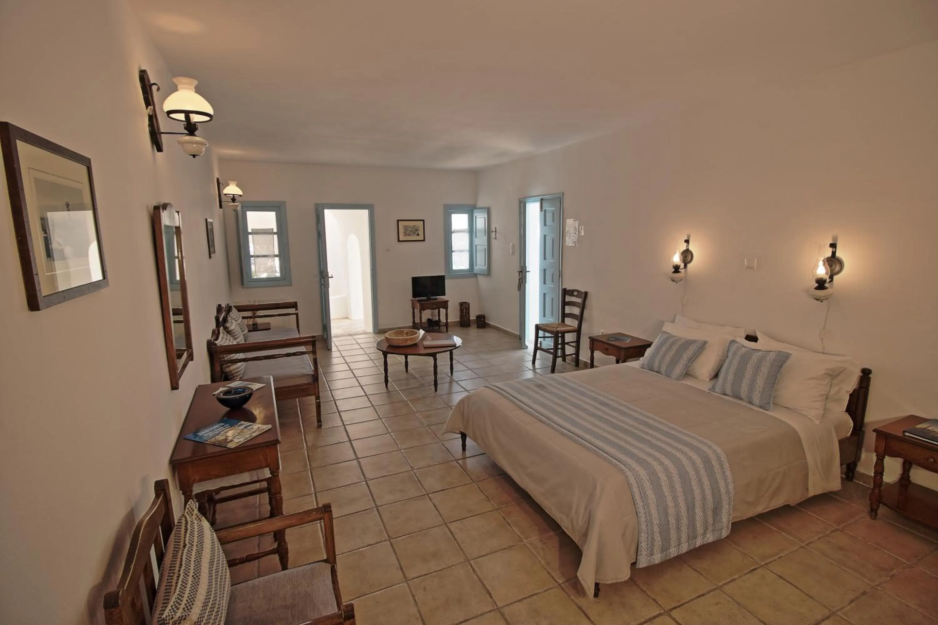Photo of the whole room, Bed in Aethrio Sunset Village - Oia