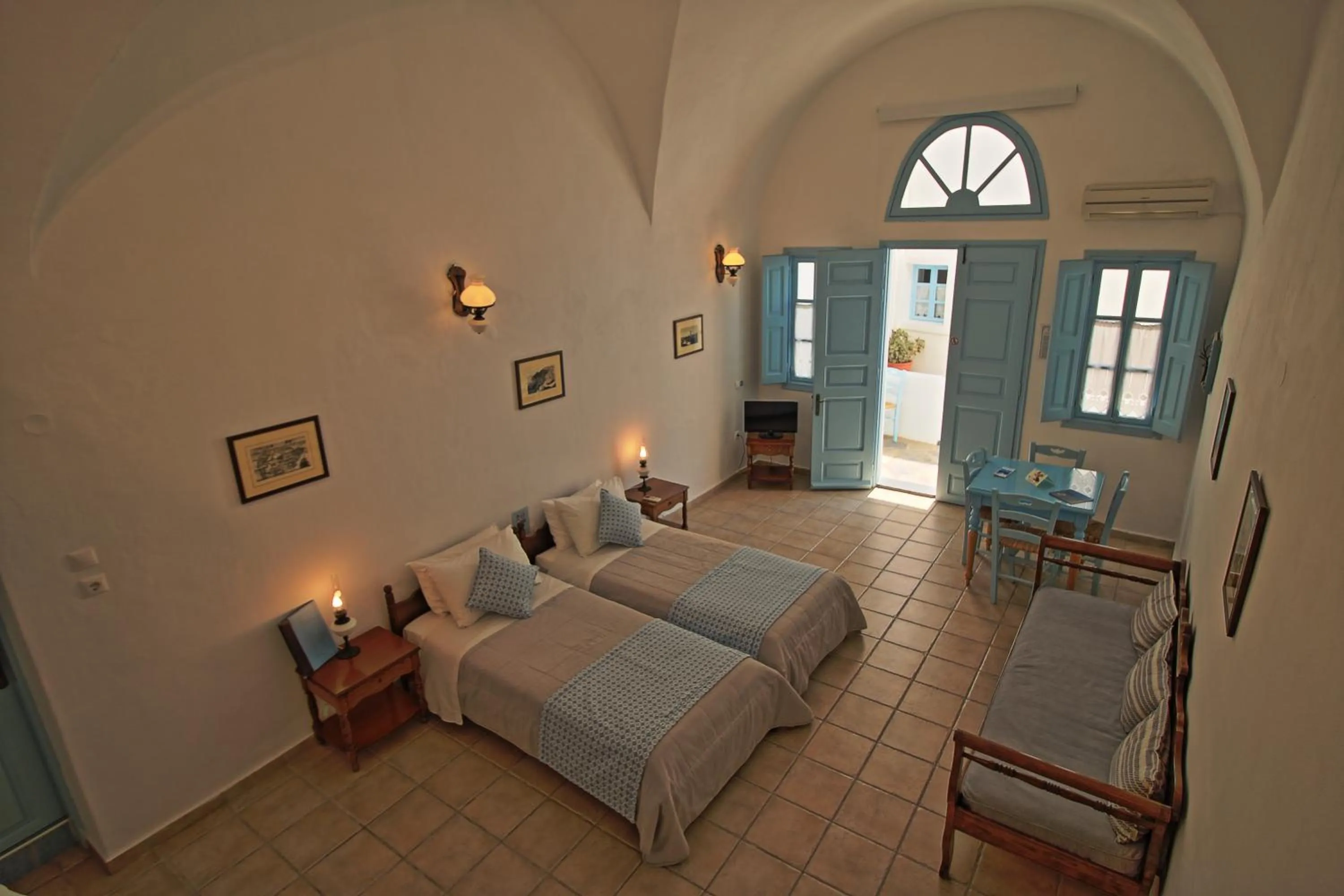 Photo of the whole room, Bed in Aethrio Sunset Village - Oia