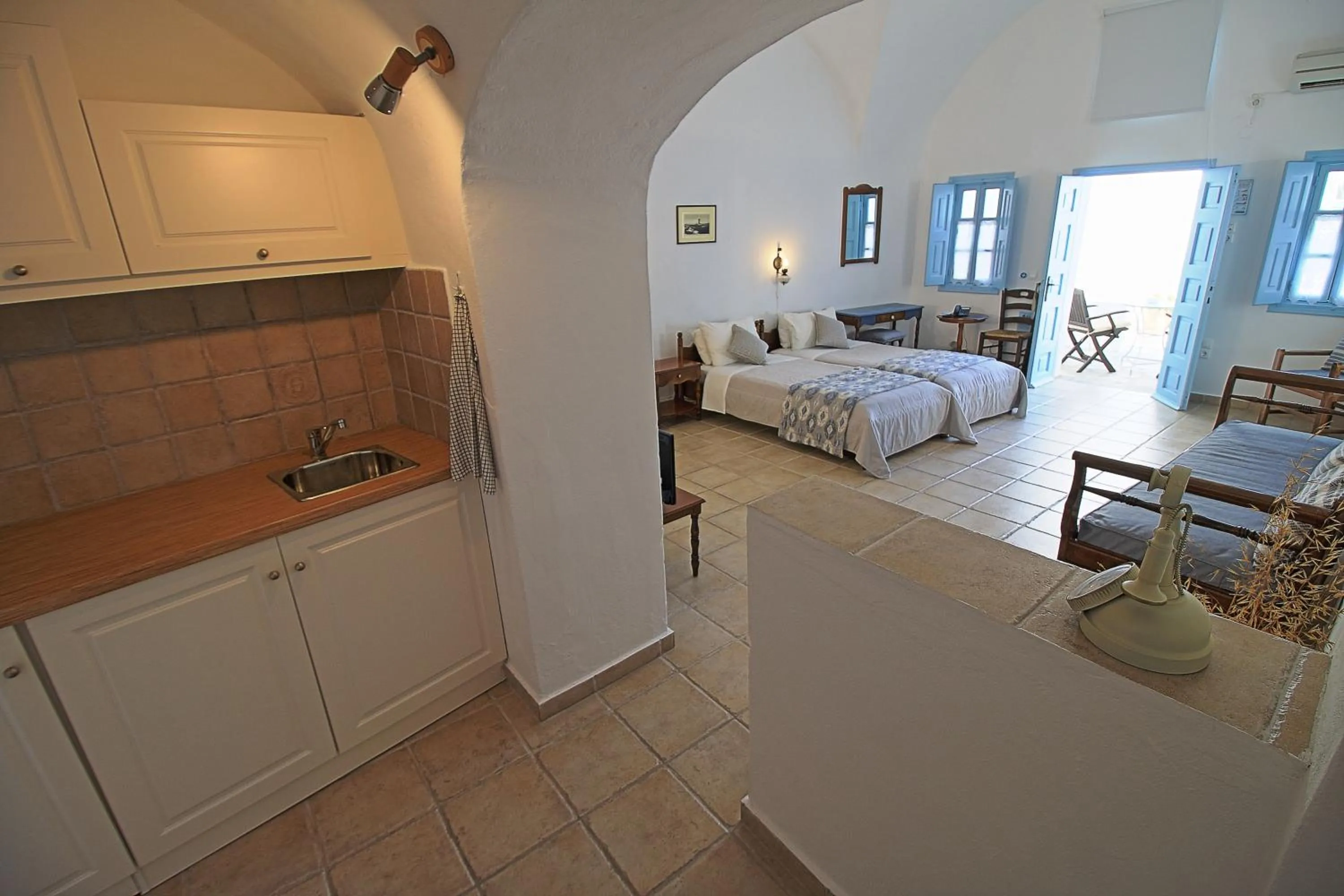 Kitchen or kitchenette, Bed in Aethrio Sunset Village - Oia