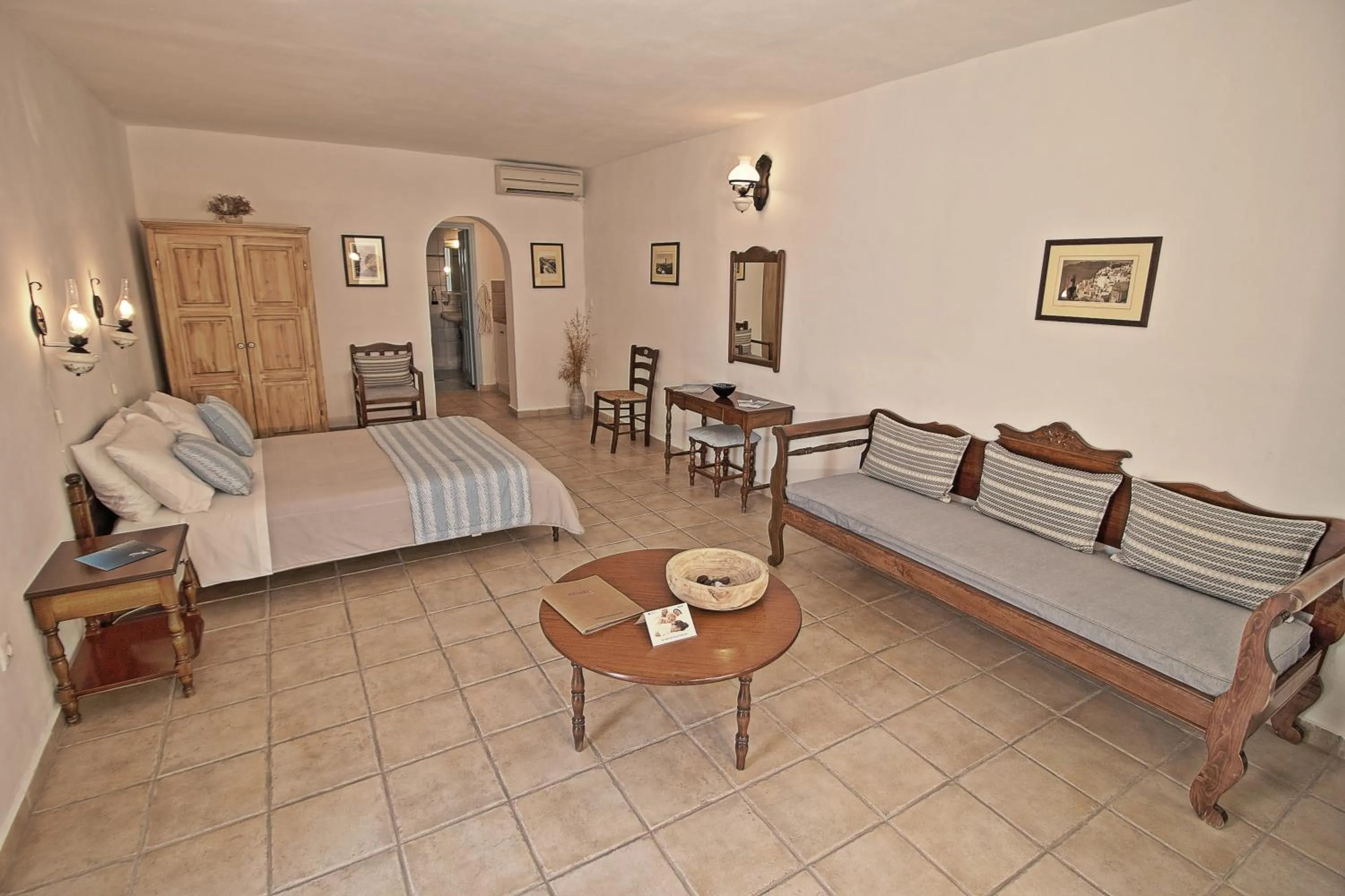 Photo of the whole room, Bed in Aethrio Sunset Village - Oia