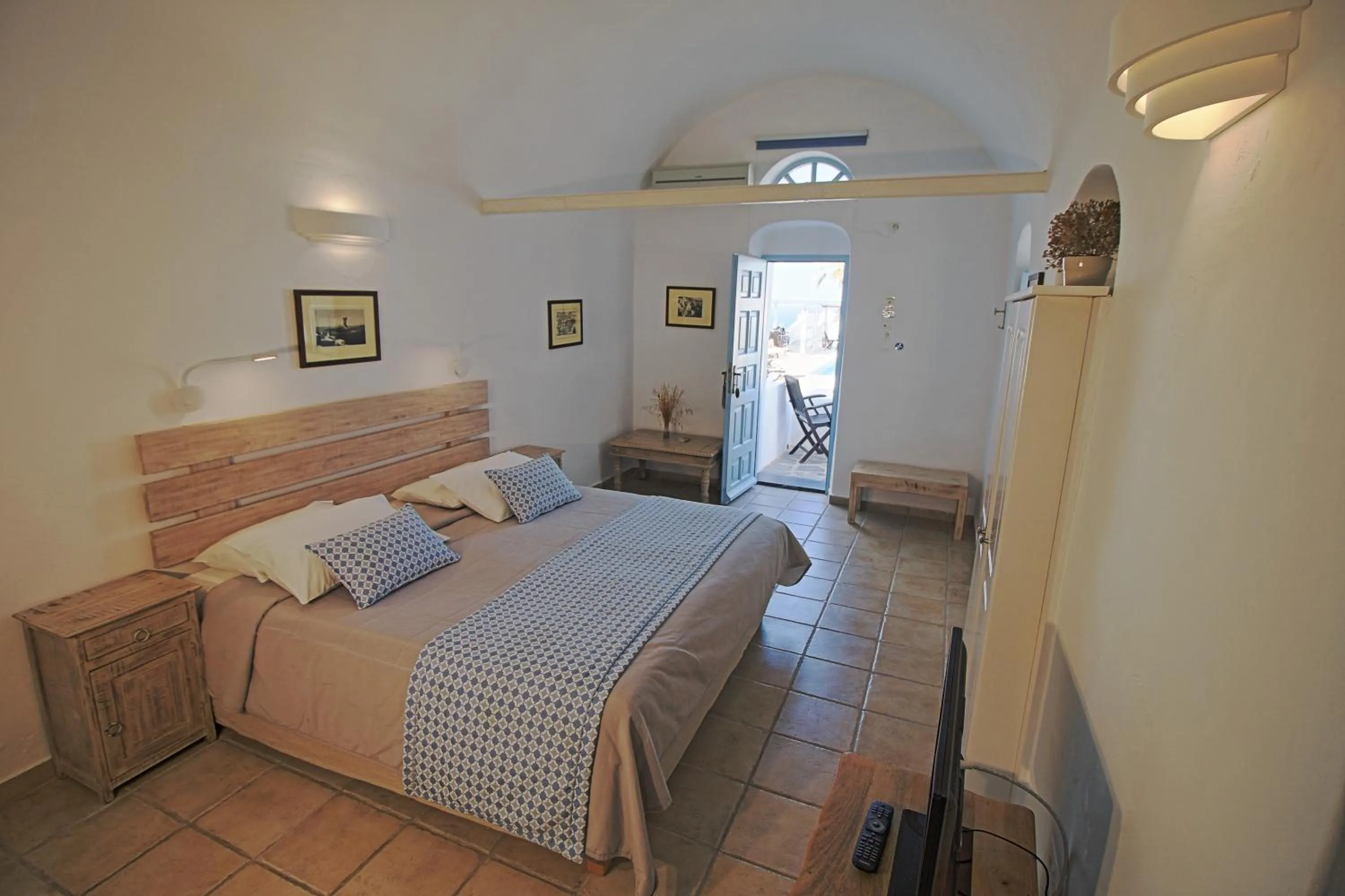 Bedroom, Bed in Aethrio Sunset Village - Oia