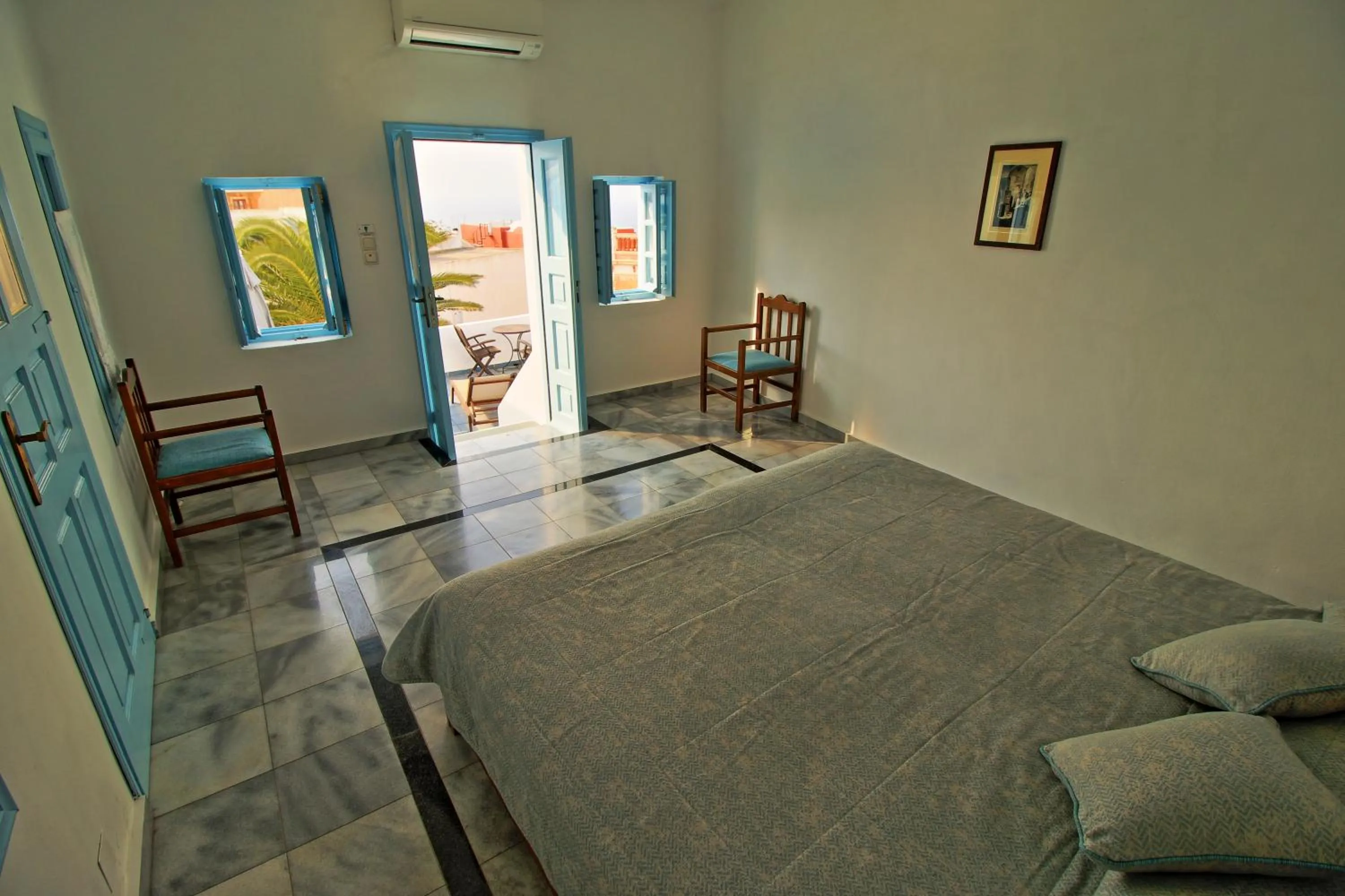 Balcony/Terrace, Bed in Aethrio Sunset Village - Oia