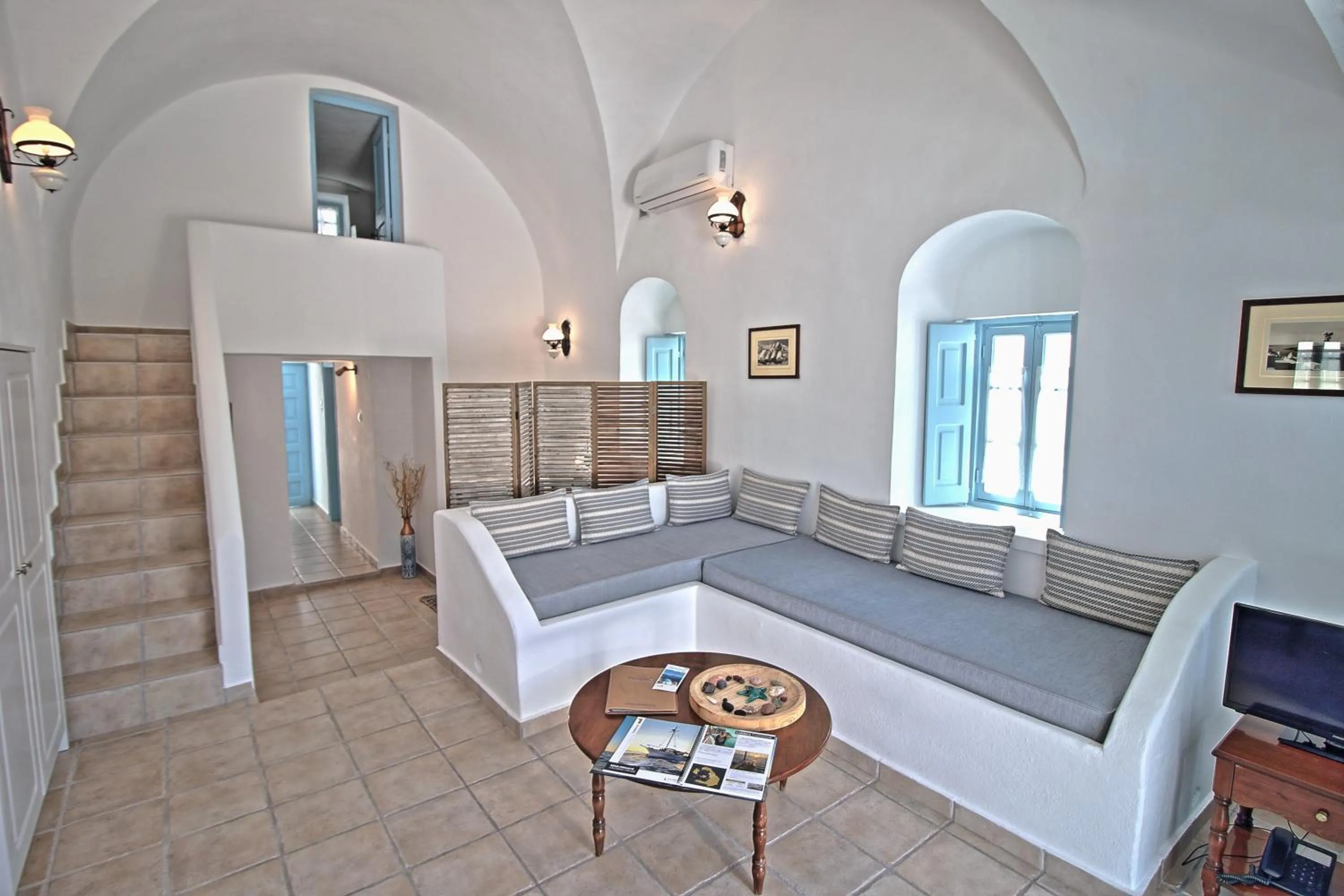 Living room in Aethrio Sunset Village - Oia