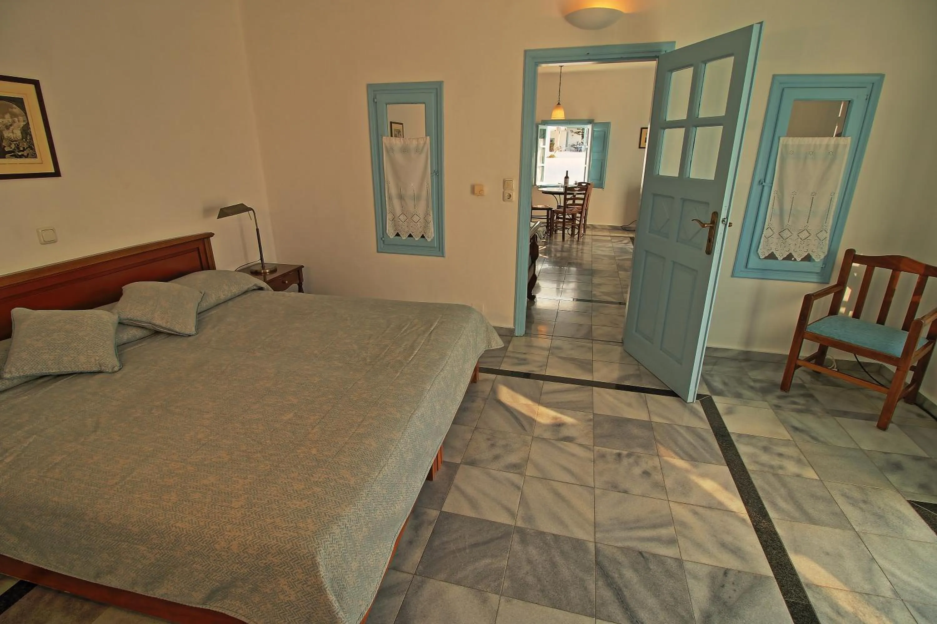 Living room, Bed in Aethrio Sunset Village - Oia