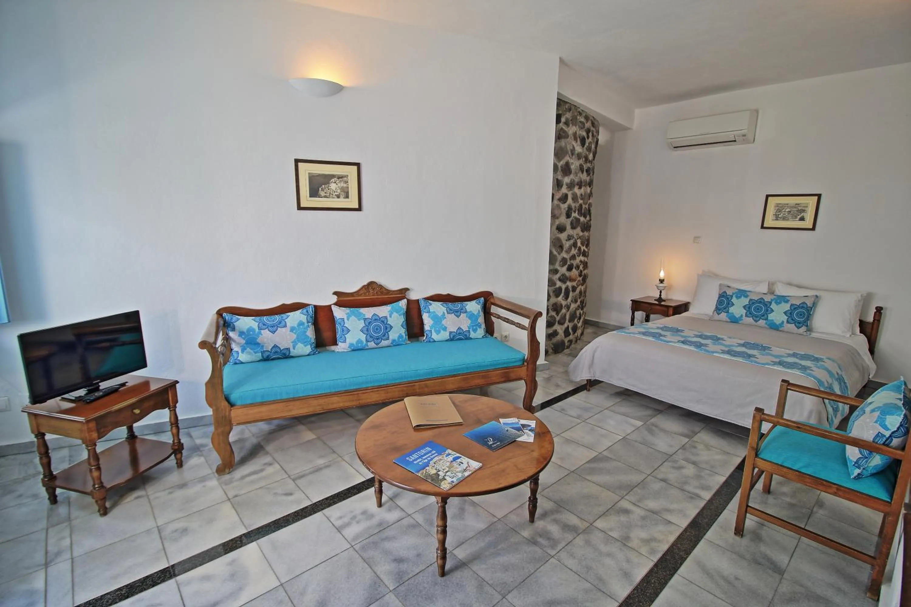 Seating area, Bed in Aethrio Sunset Village - Oia