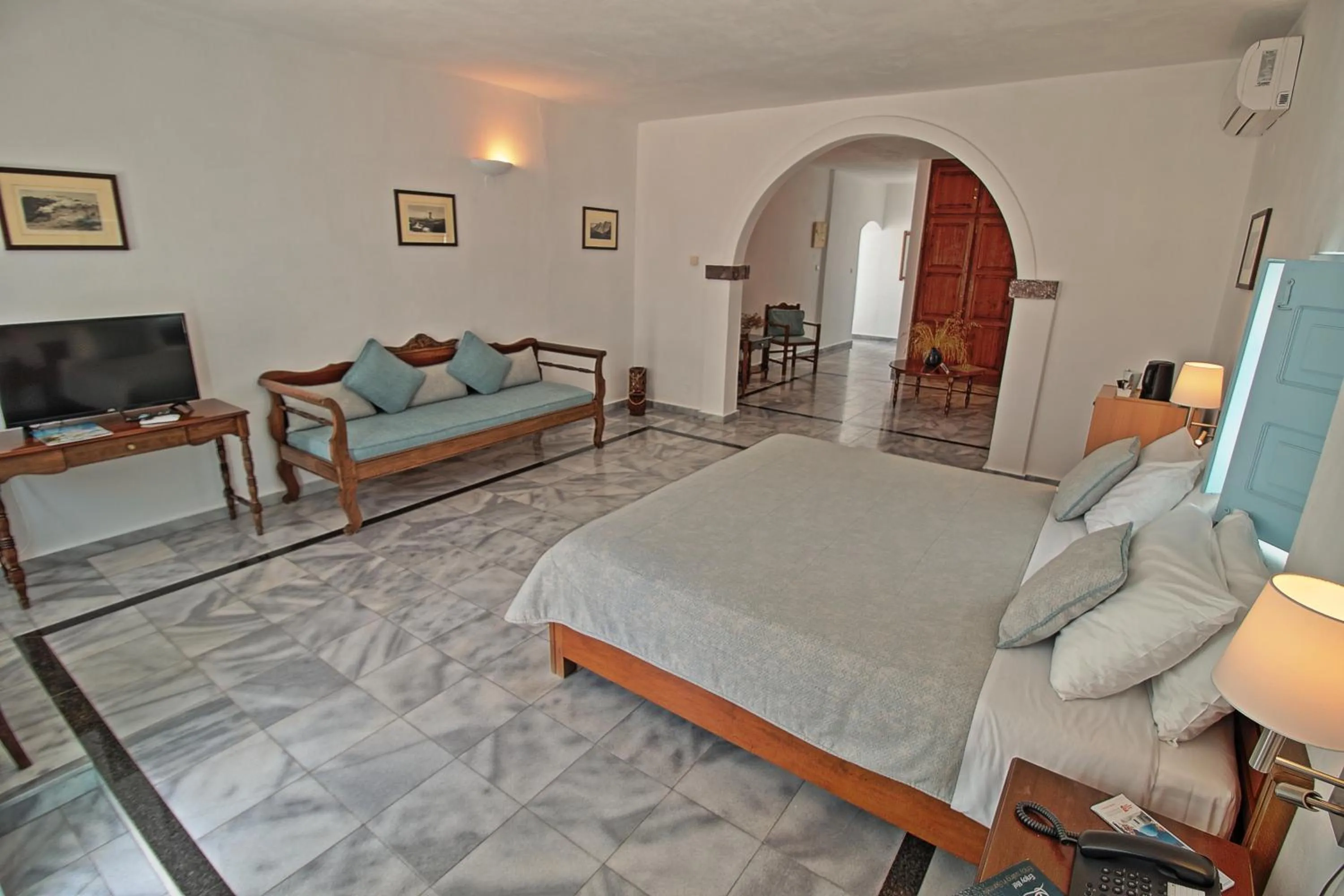 Photo of the whole room, Bed in Aethrio Sunset Village - Oia