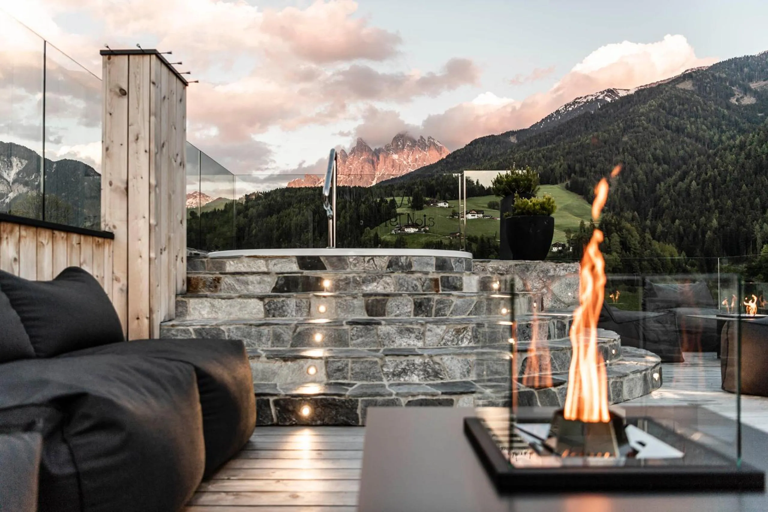 Hot Tub in Viel Nois Guest House