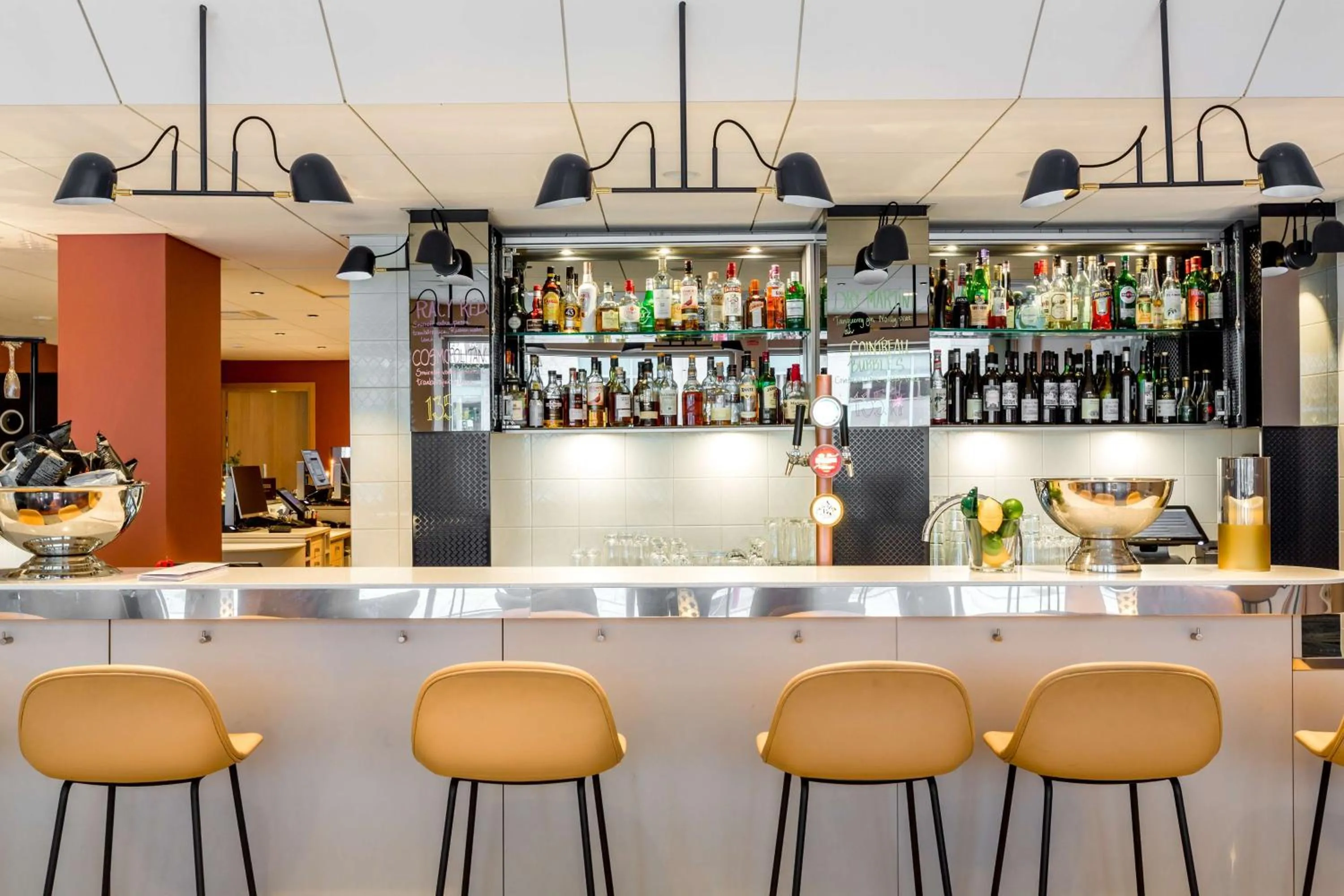 Lounge or bar in Scandic Uplandia