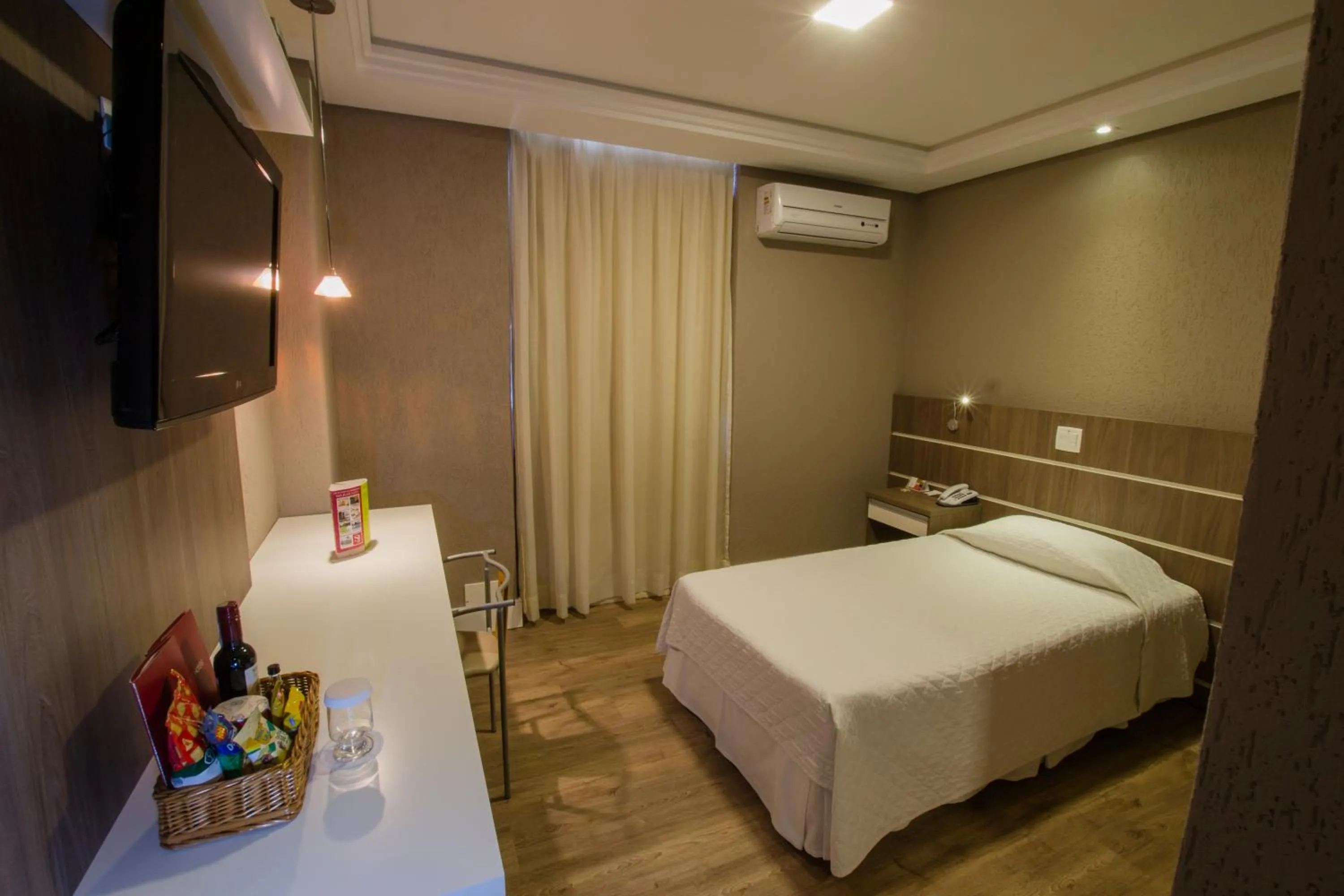 TV and multimedia, Bed in SJ Royal - San Juan Curitiba