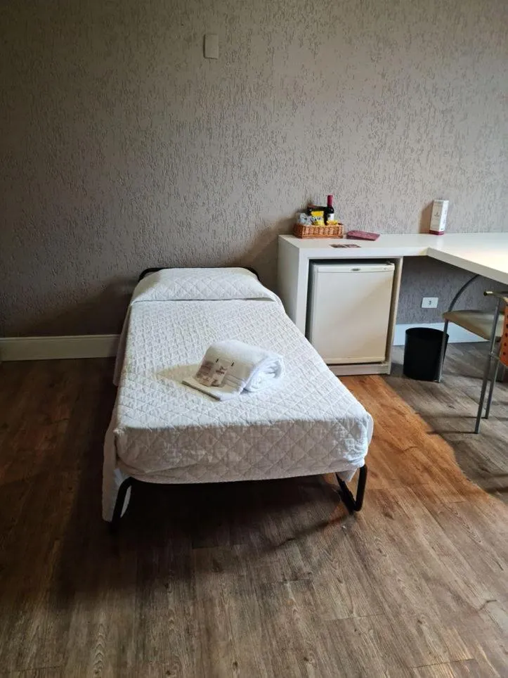 Photo of the whole room, Bed in SJ Royal - San Juan Curitiba