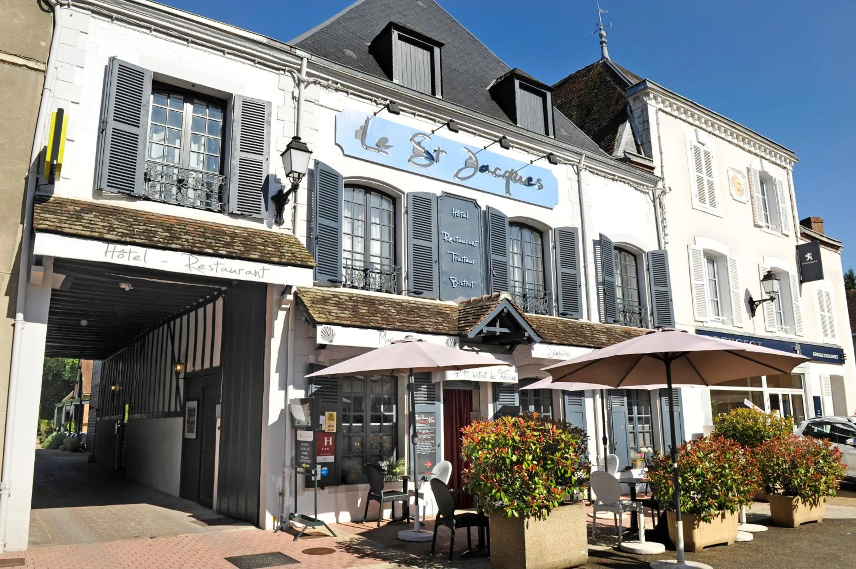 Property building in Logis Hotels Restaurant le SAINT-JACQUES -Cloyes les 3 Rivieres