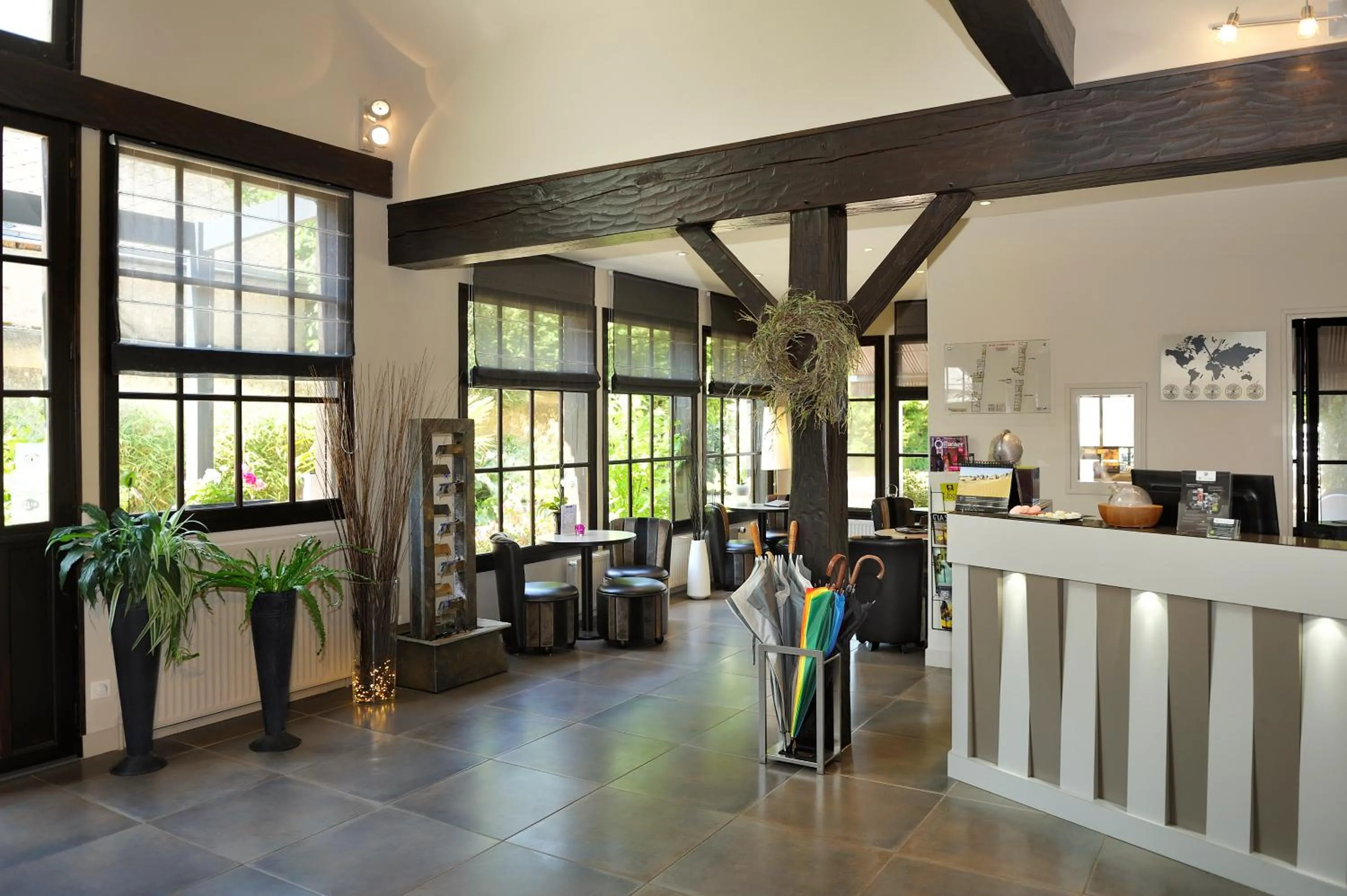 Lobby or reception in Logis Hotels Restaurant le SAINT-JACQUES -Cloyes les 3 Rivieres