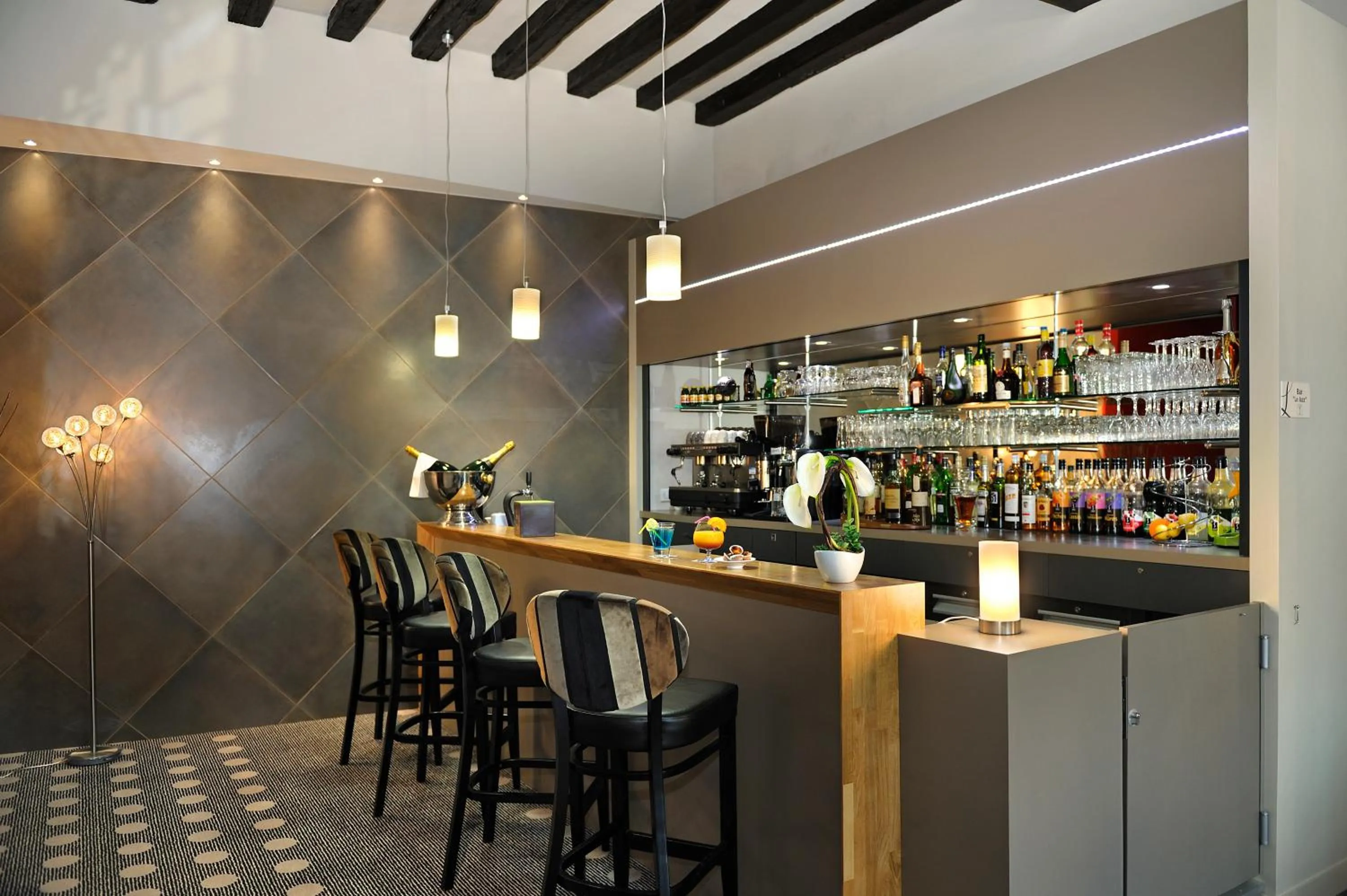 Lounge or bar in Logis Hotels Restaurant le SAINT-JACQUES -Cloyes les 3 Rivieres