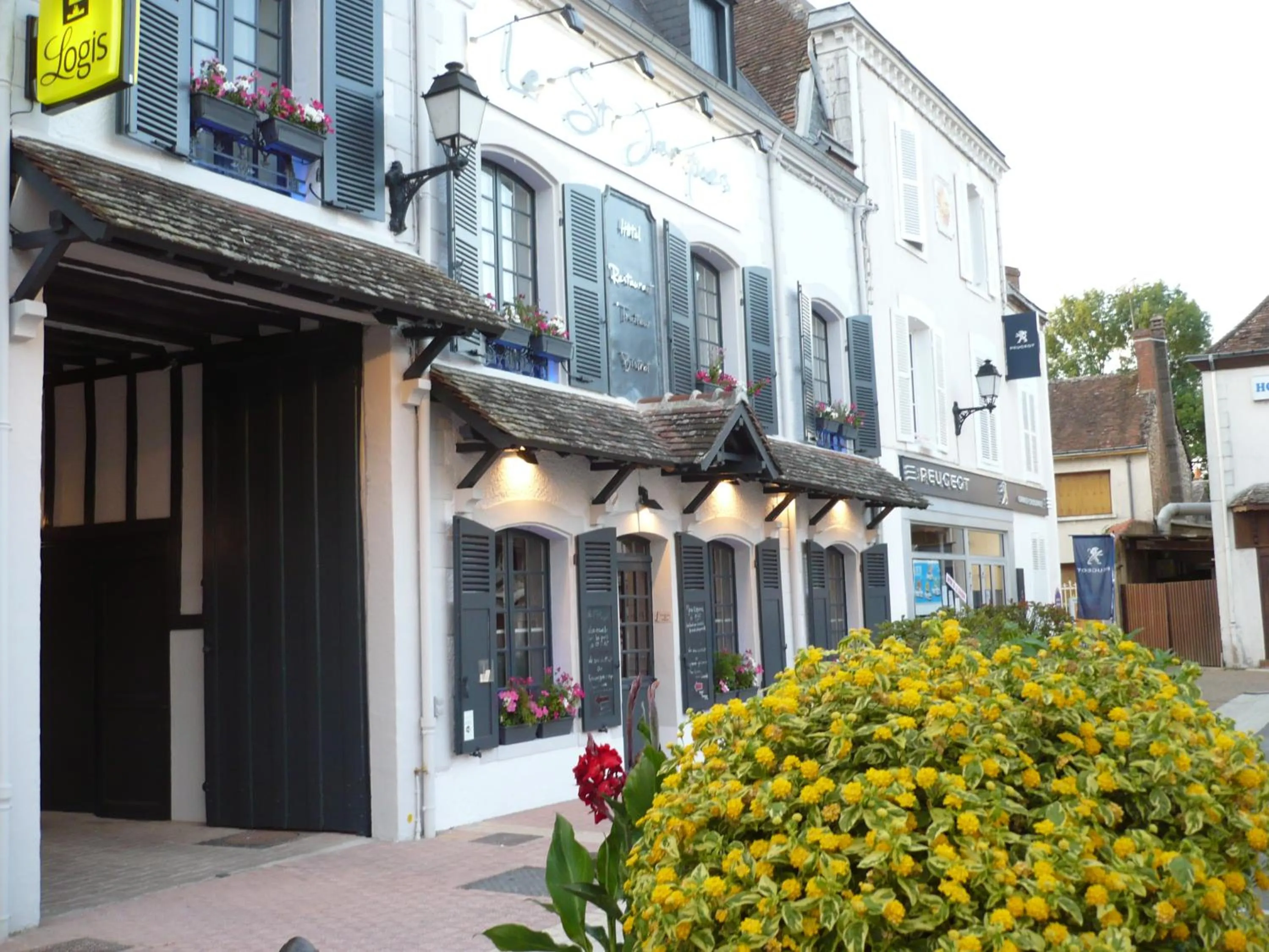 Facade/entrance in Logis Hotels Restaurant le SAINT-JACQUES -Cloyes les 3 Rivieres