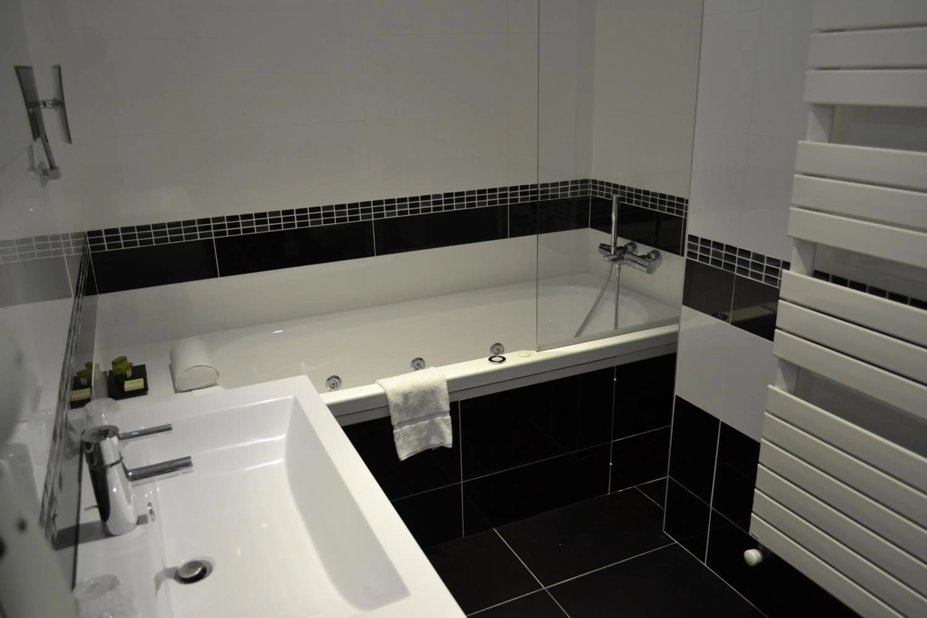 Bathroom in Logis Hotels Restaurant le SAINT-JACQUES -Cloyes les 3 Rivieres