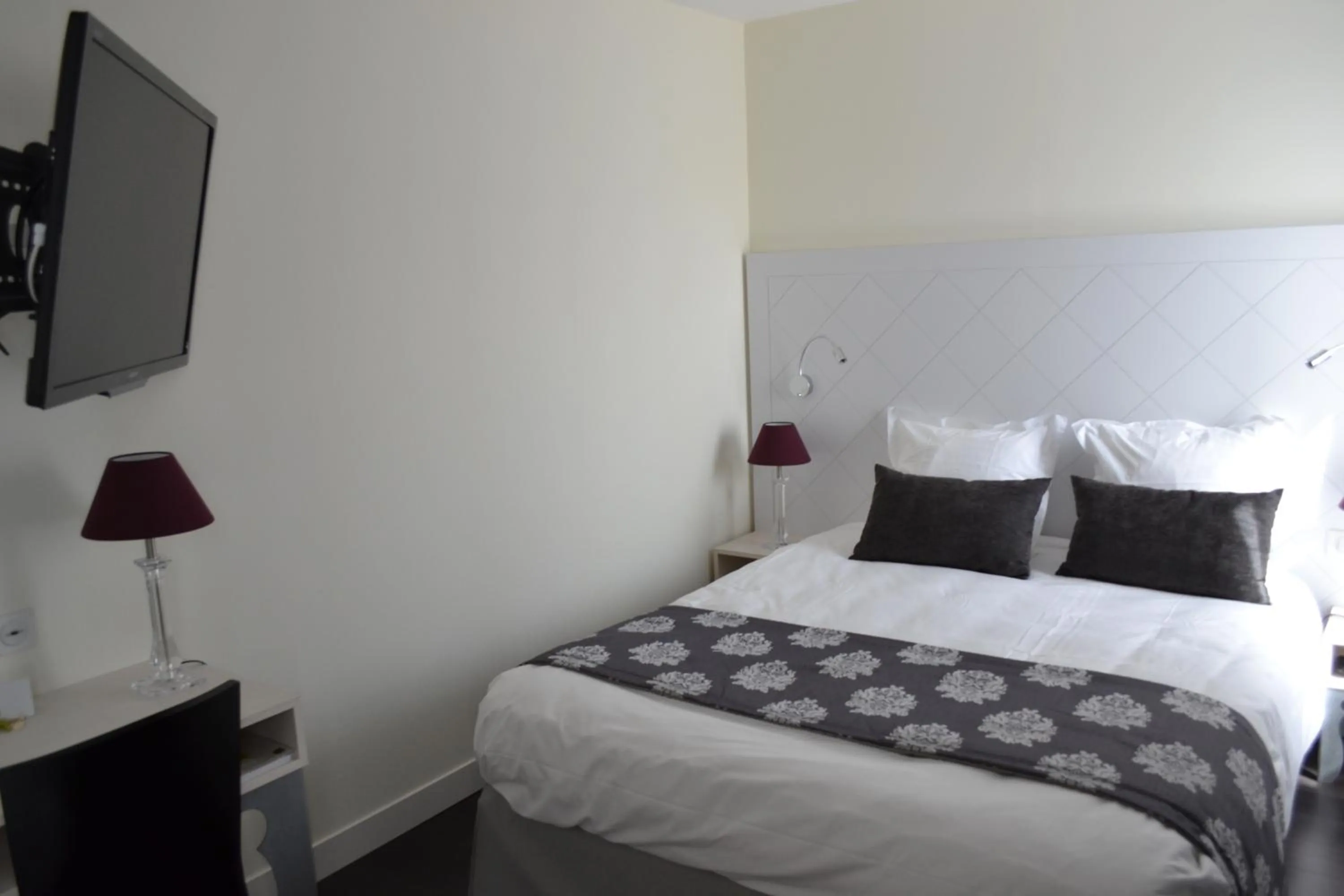 Photo of the whole room, Bed in Logis Hotels Restaurant le SAINT-JACQUES -Cloyes les 3 Rivieres