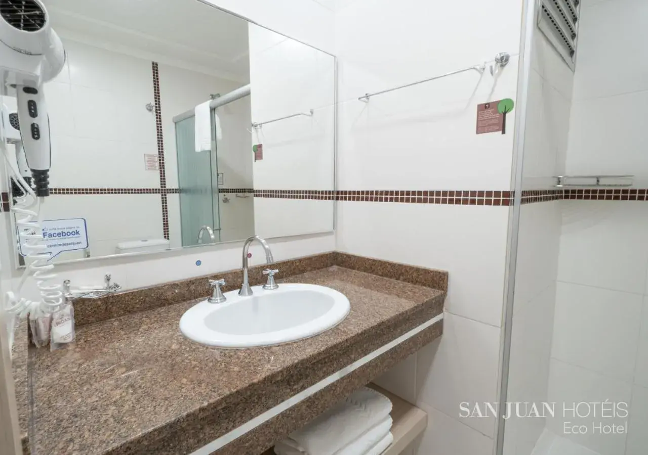 Bathroom in Complexo Eco Cataratas Resort by SJ Bathroom in Complexo Eco Cataratas Resort by SJ