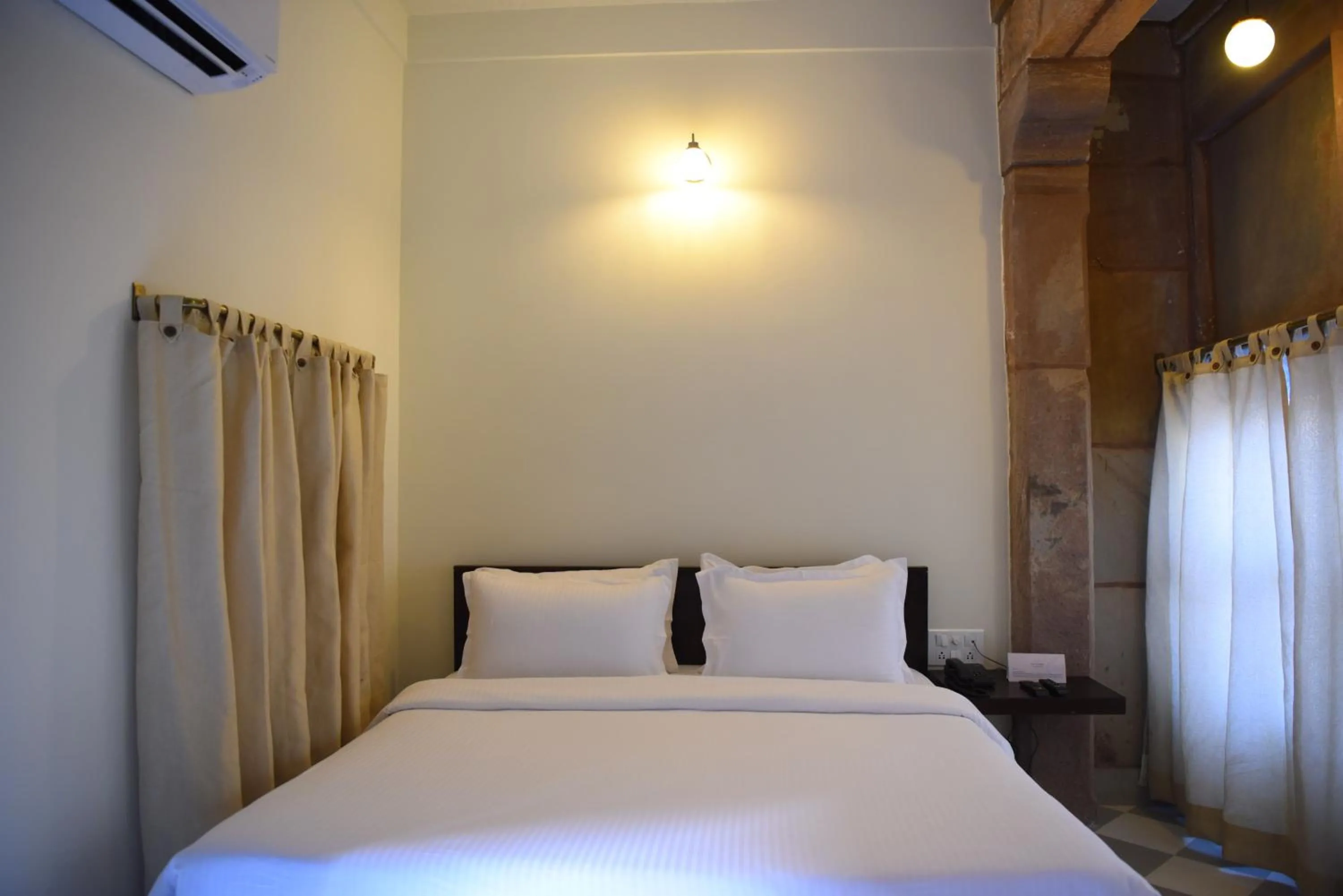 Deluxe King Room - single occupancy in Baijoo Niwas