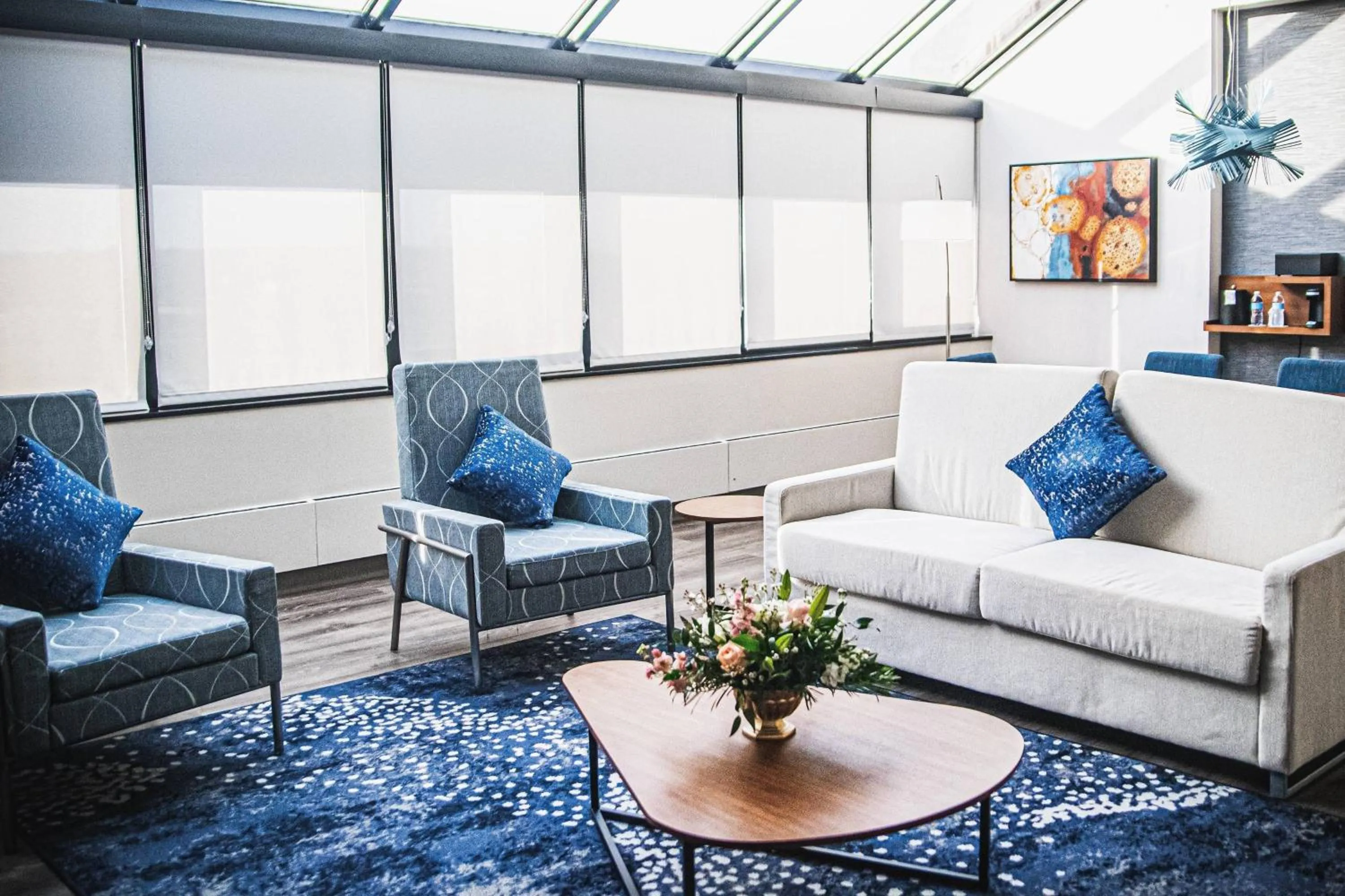 Living room in Delta Hotels by Marriott Cincinnati Sharonville