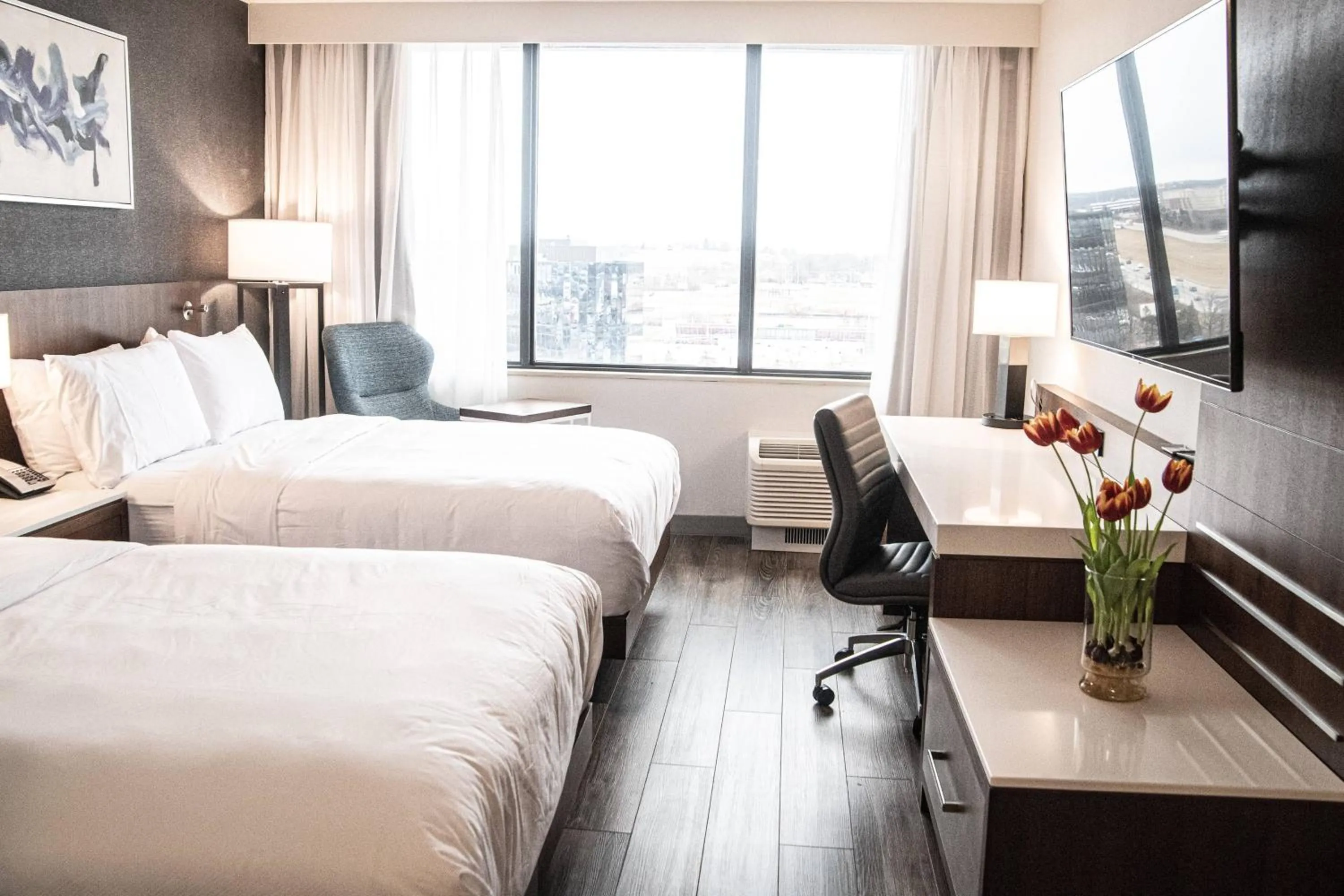 Photo of the whole room, Bed in Delta Hotels by Marriott Cincinnati Sharonville