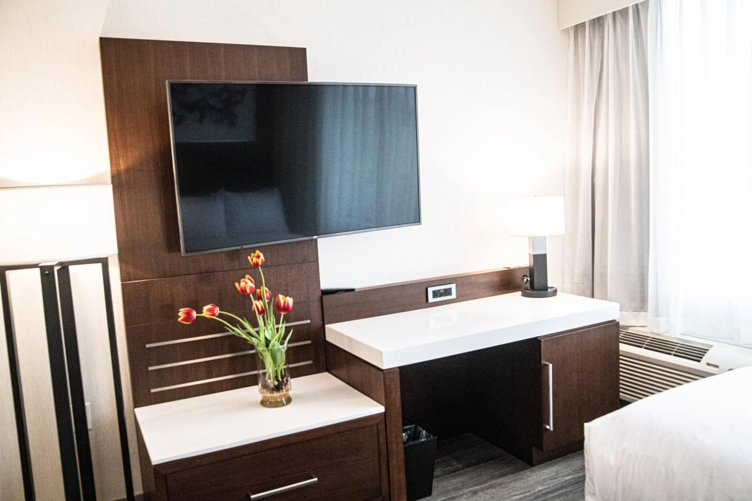 Photo of the whole room, Bed in Delta Hotels by Marriott Cincinnati Sharonville