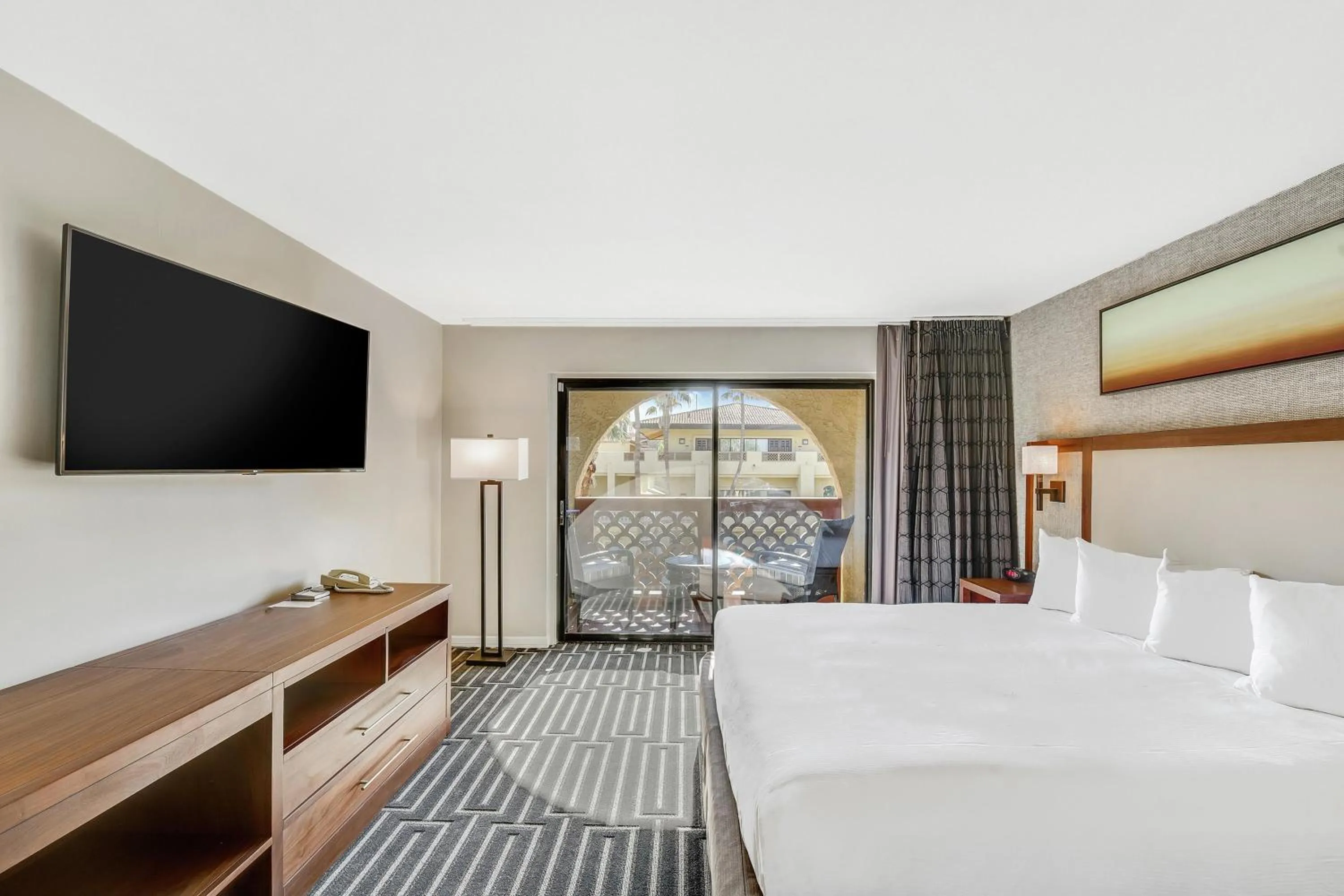 Living room, Bed in Hilton Phoenix Tapatio Cliffs Resort