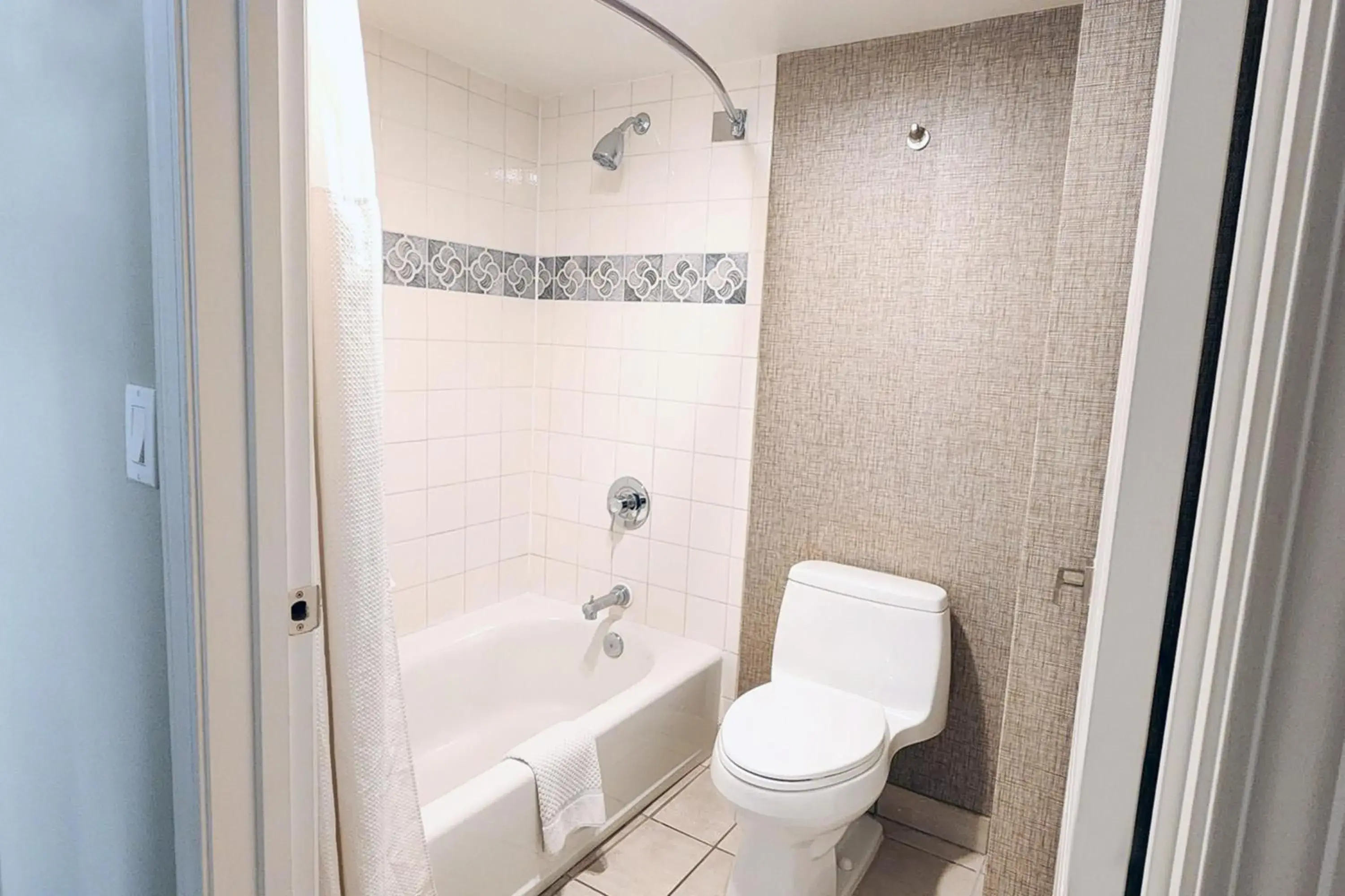 Bathroom in Hilton Phoenix Tapatio Cliffs Resort Bathroom in Hilton Phoenix Tapatio Cliffs Resort