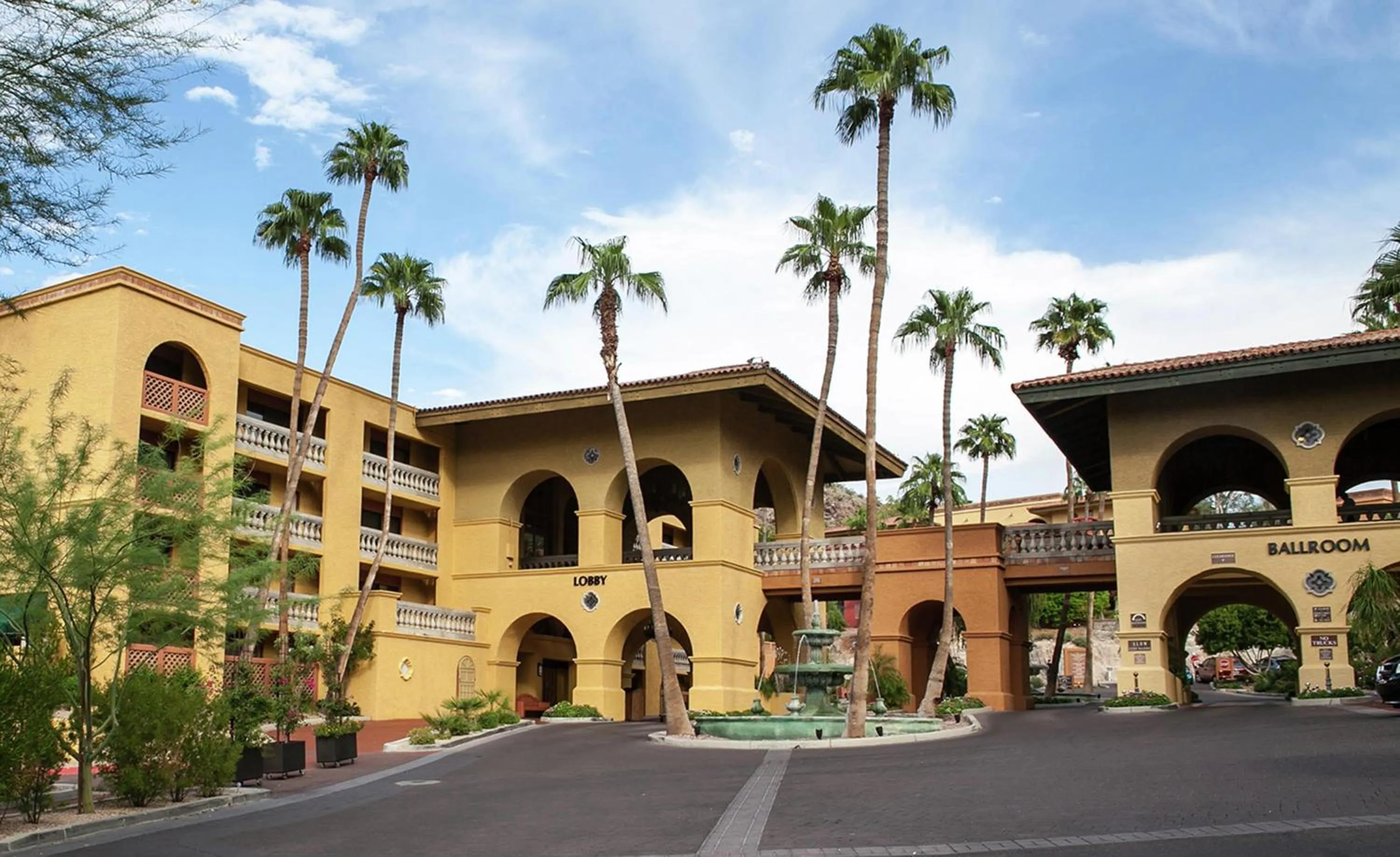 Property building in Hilton Phoenix Tapatio Cliffs Resort
