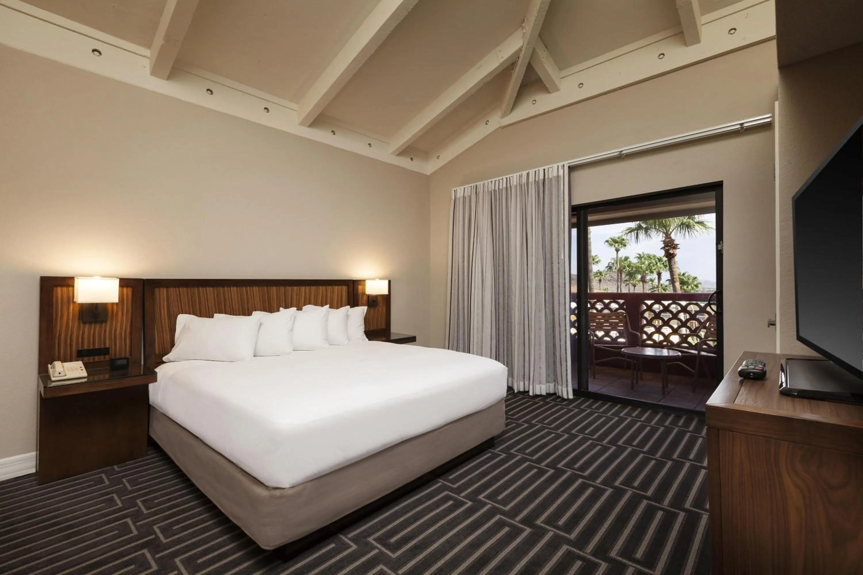 Bed in Hilton Phoenix Tapatio Cliffs Resort