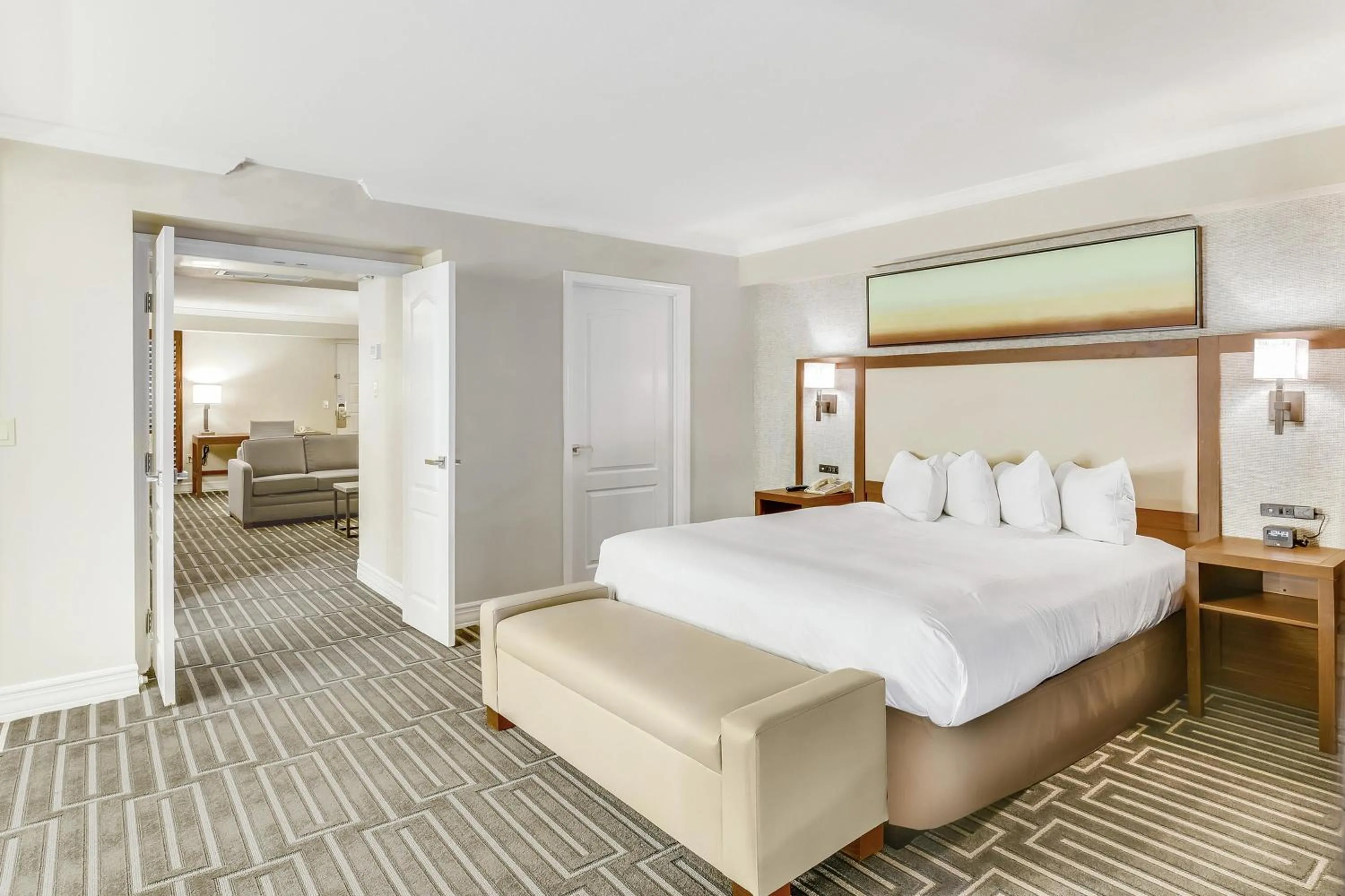 Living room, Bed in Hilton Phoenix Tapatio Cliffs Resort