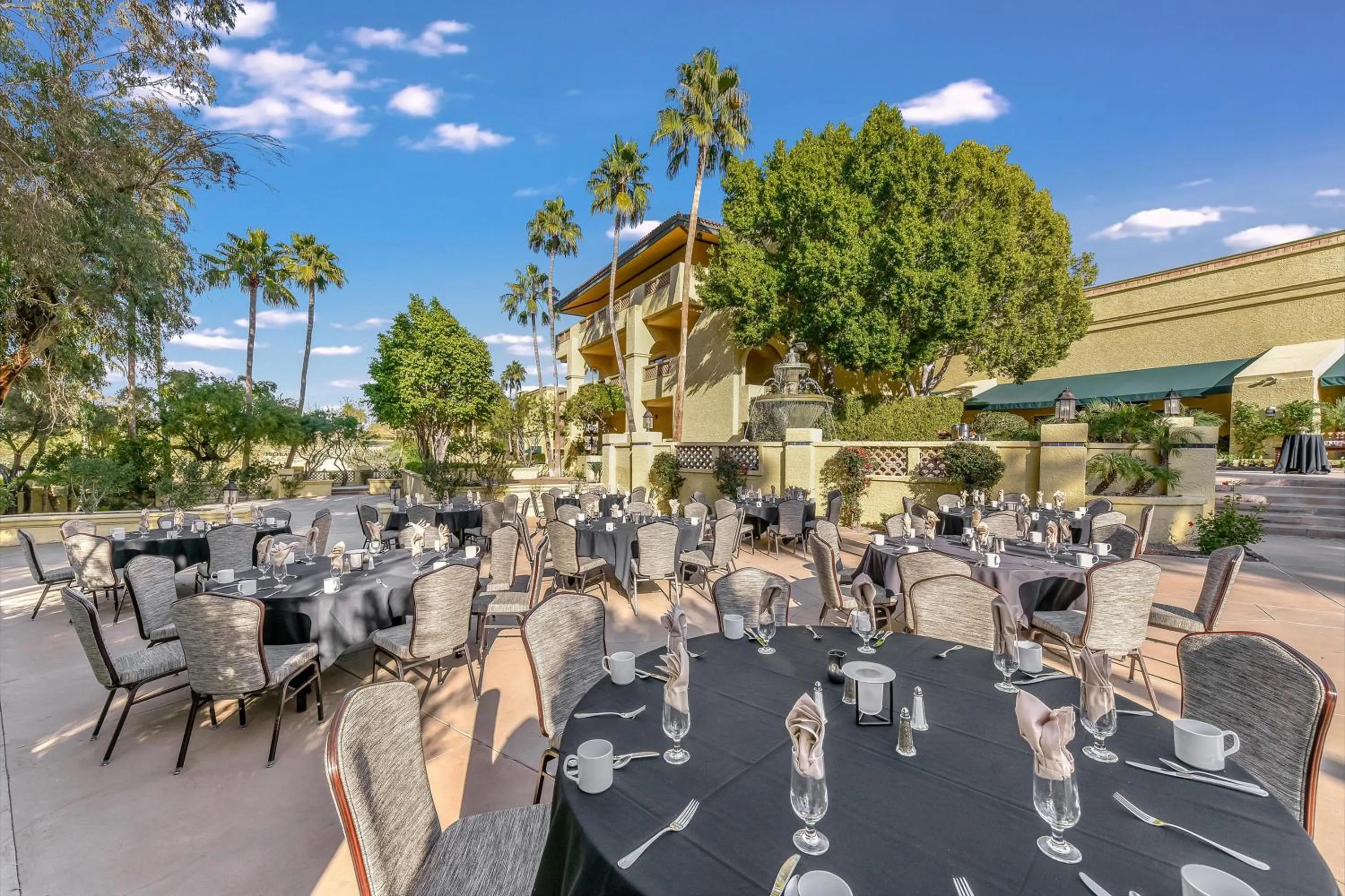 Dining area in Hilton Phoenix Tapatio Cliffs Resort